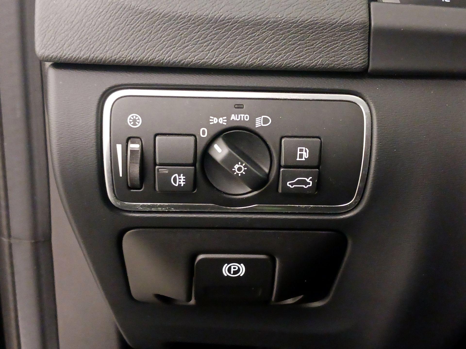 Thumbnail: 2017 Volvo V60 - 13