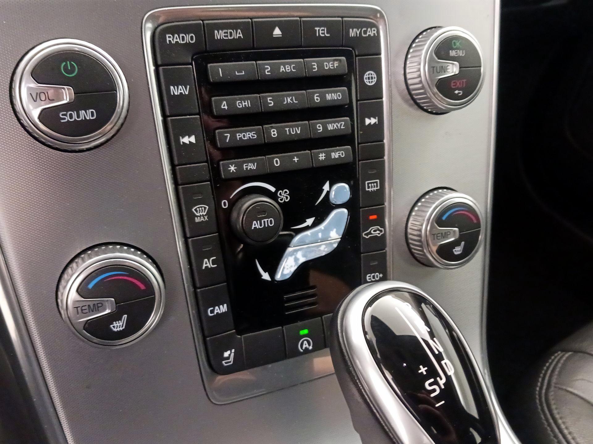 Thumbnail: 2017 Volvo V60 - 17