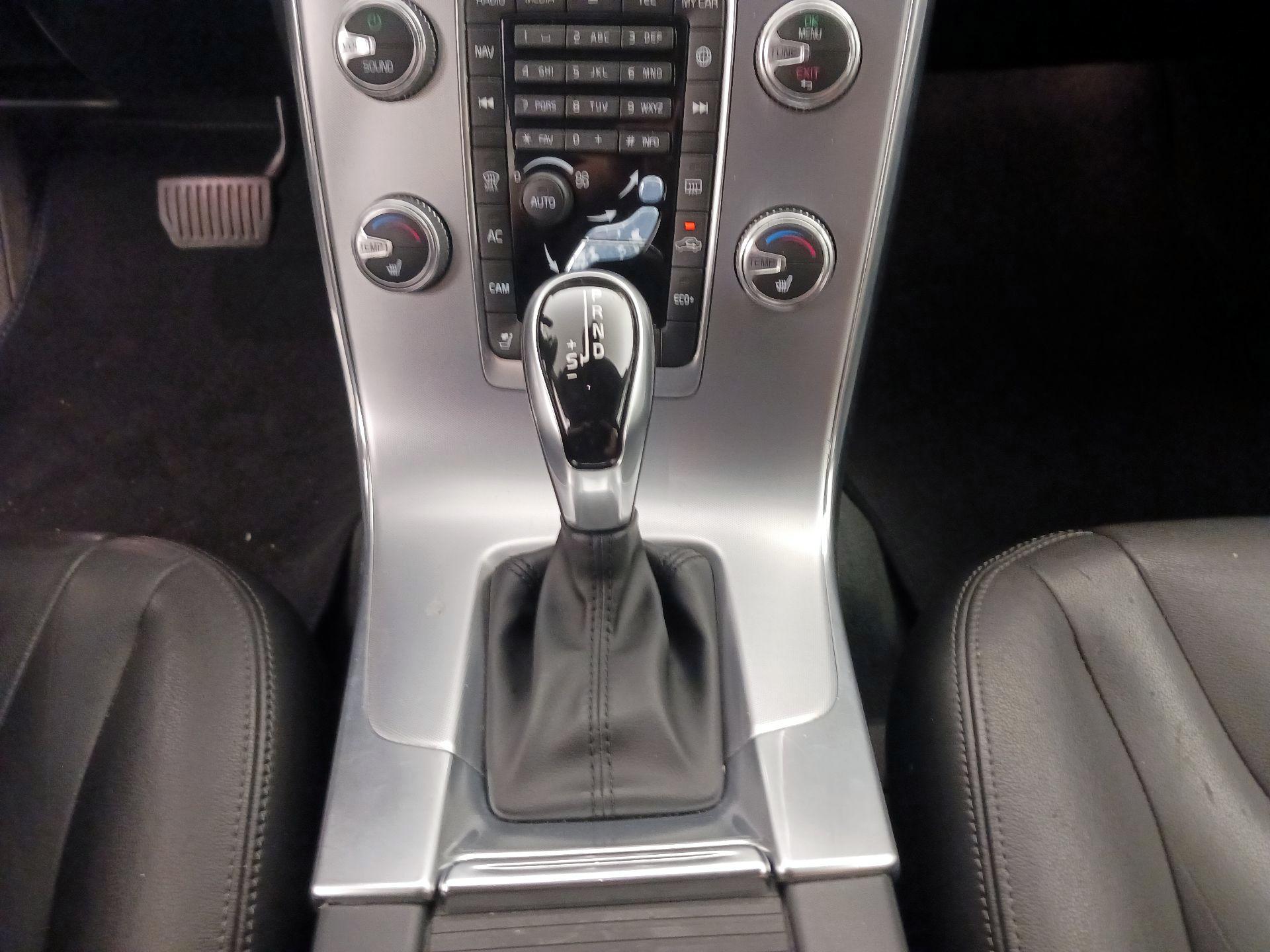 Thumbnail: 2017 Volvo V60 - 18