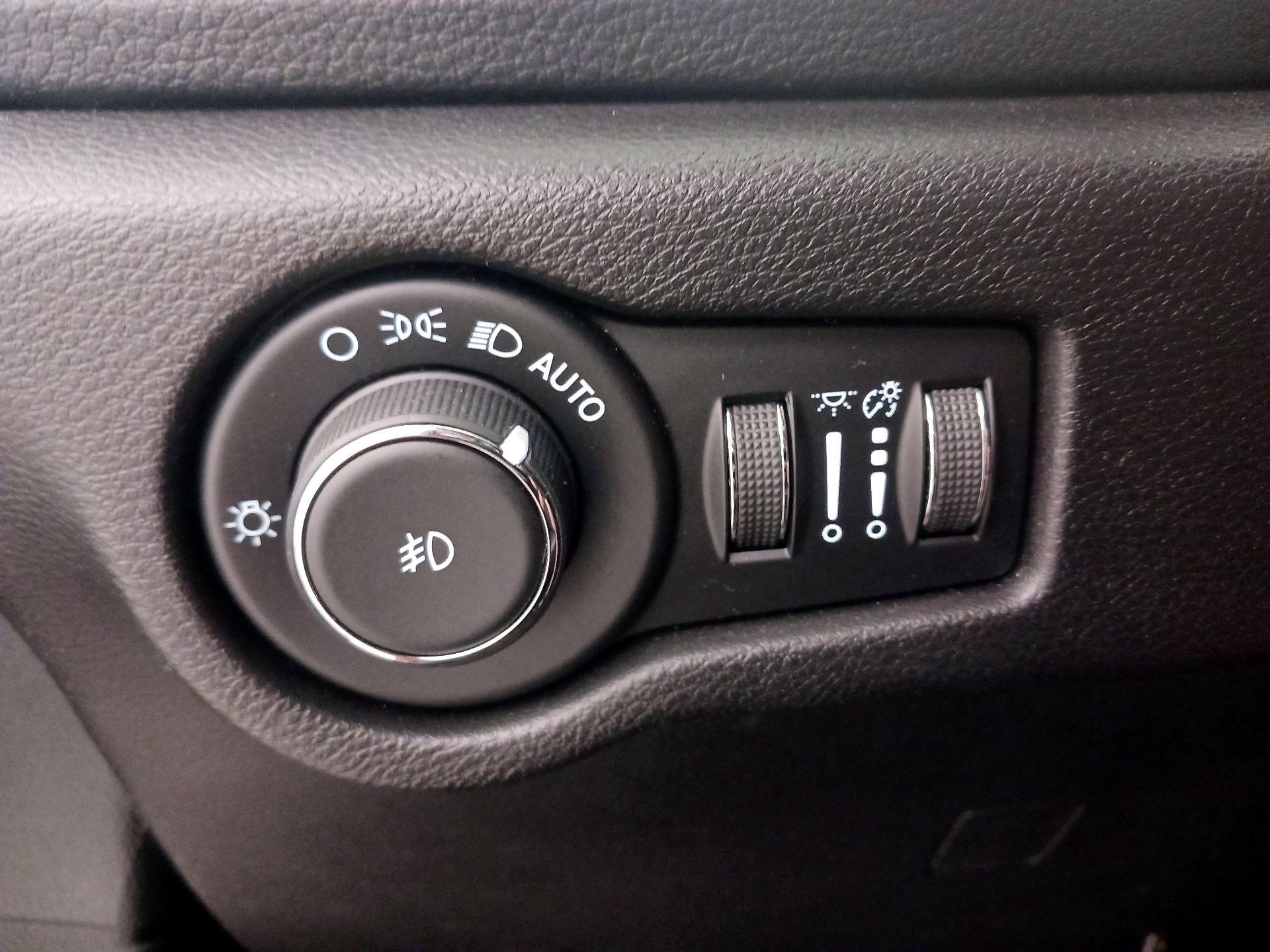 Thumbnail: 2021 Chrysler Pacifica - 13