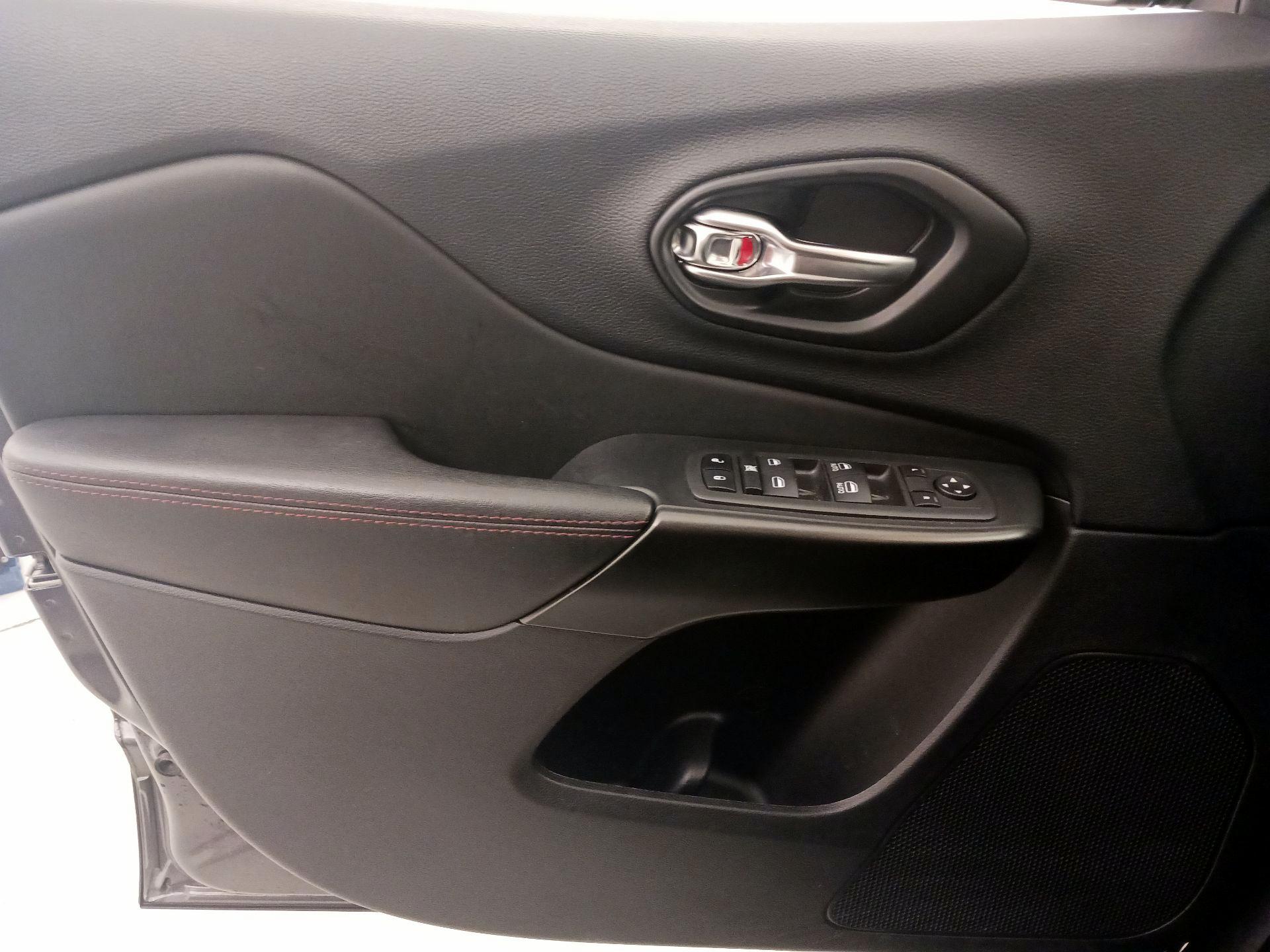 Thumbnail: 2022 Jeep Cherokee - 12