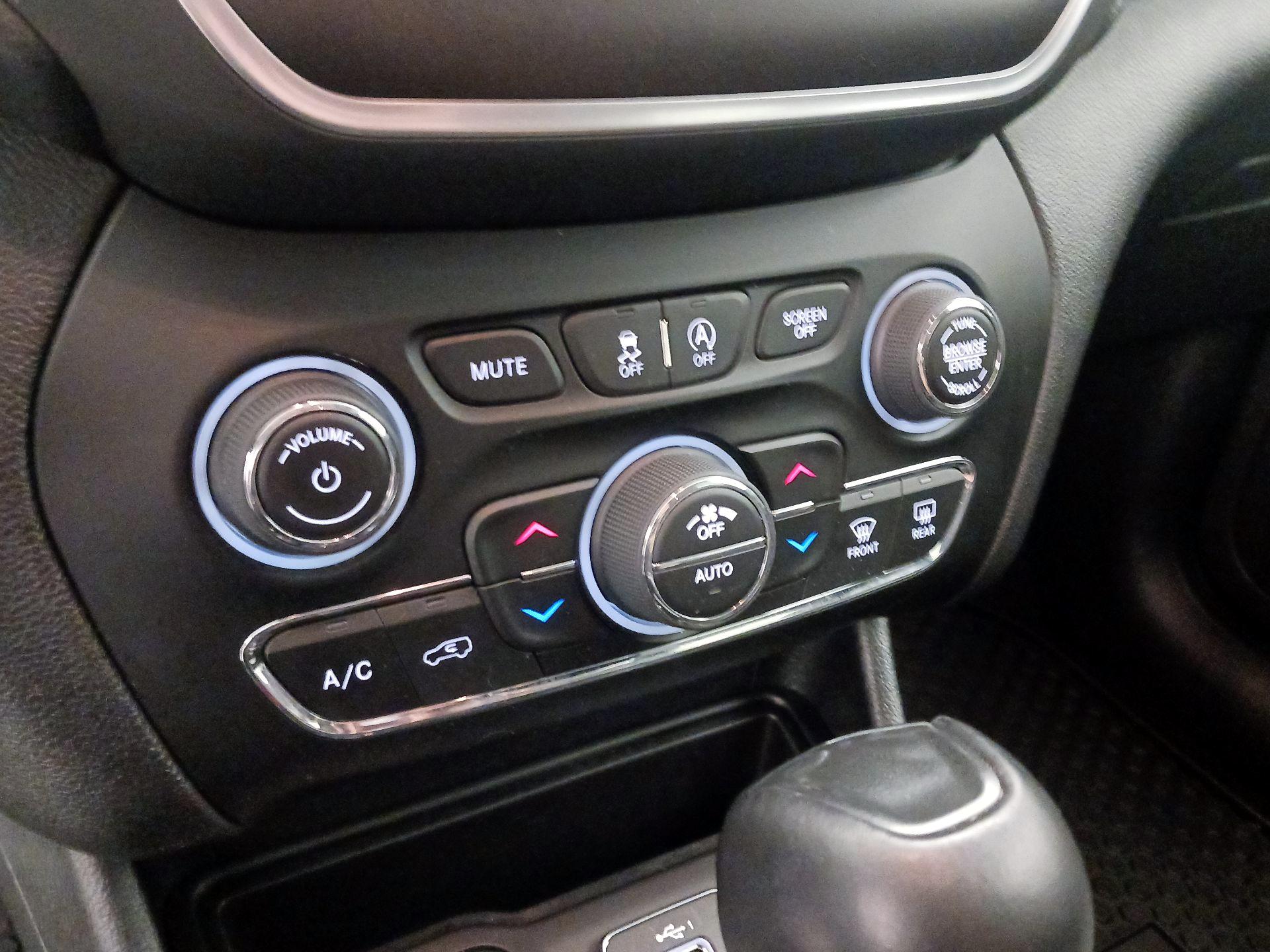 Thumbnail: 2022 Jeep Cherokee - 16