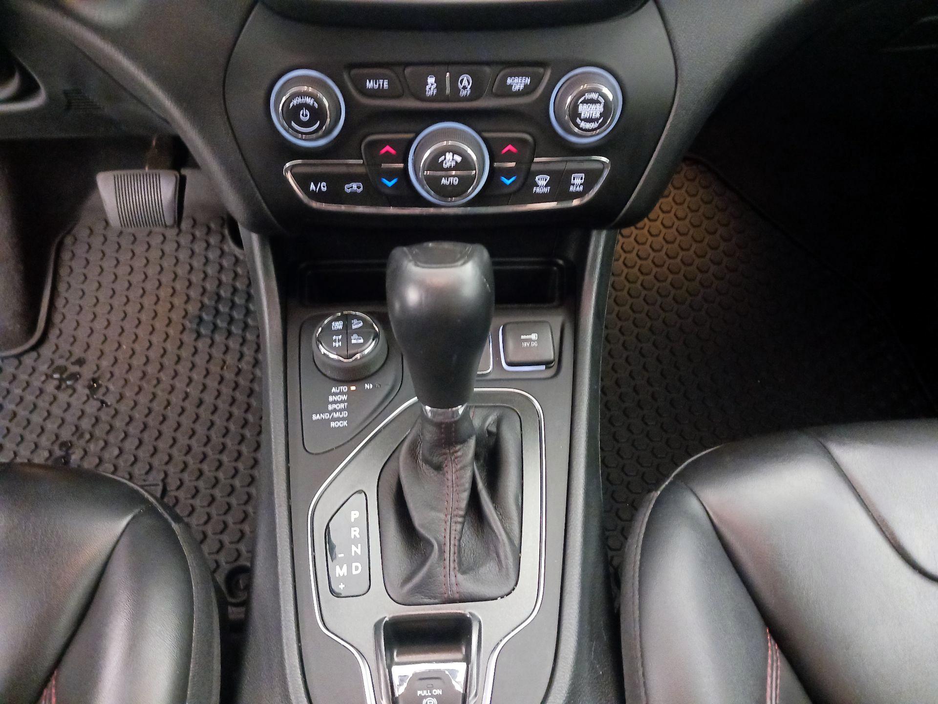 Thumbnail: 2022 Jeep Cherokee - 17