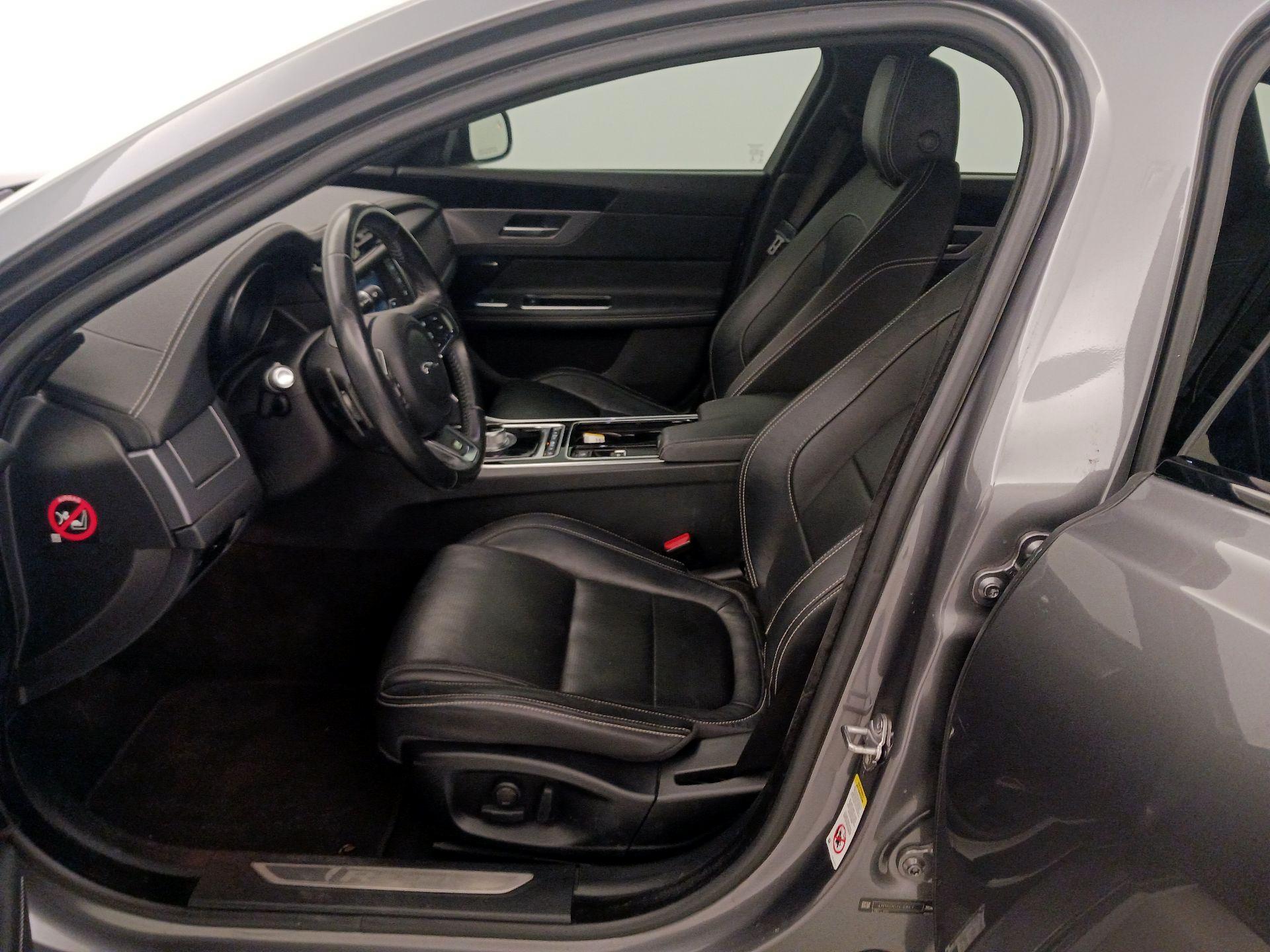 Thumbnail: 2016 Jaguar XF - 11