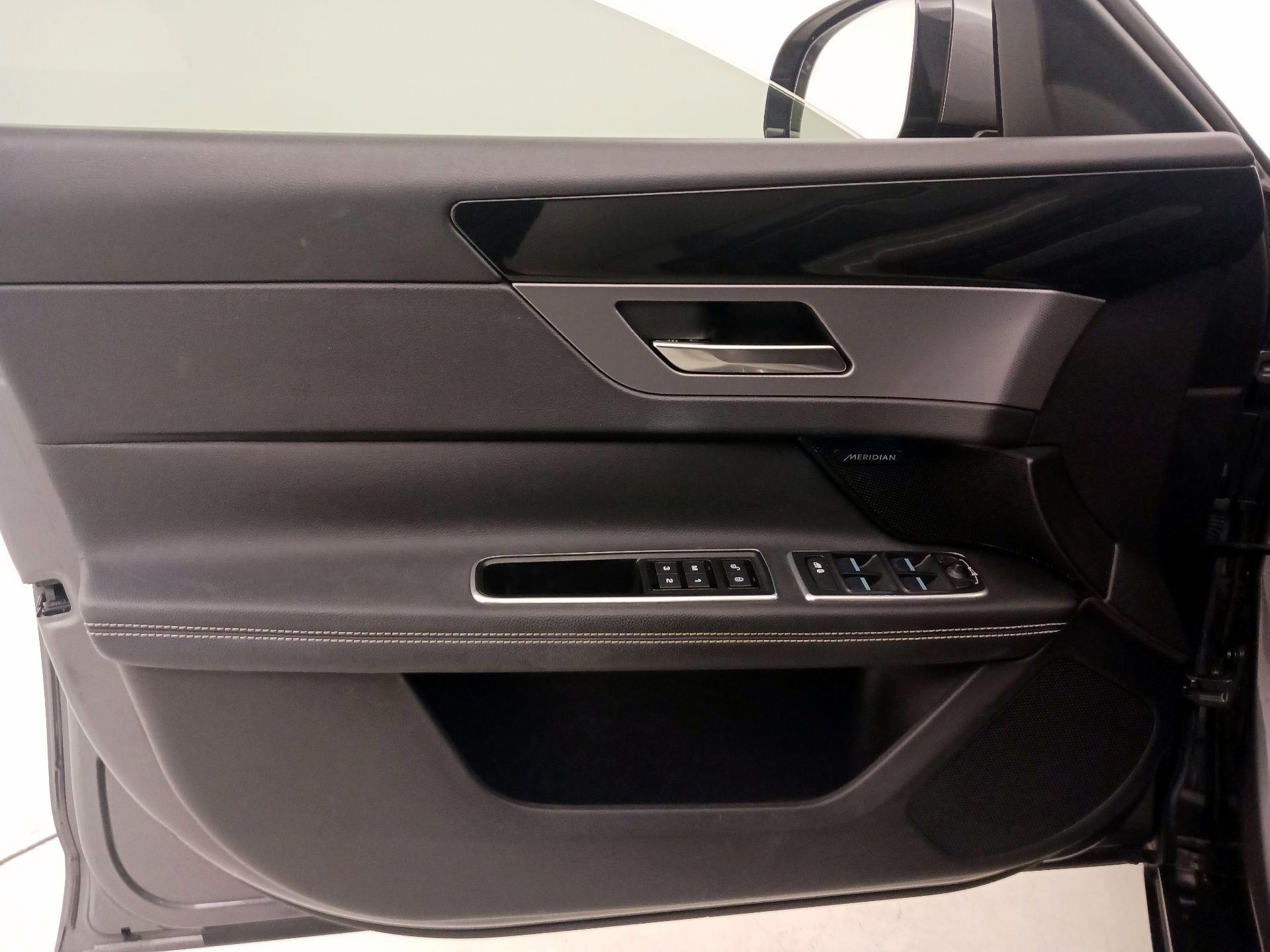 Thumbnail: 2016 Jaguar XF - 12