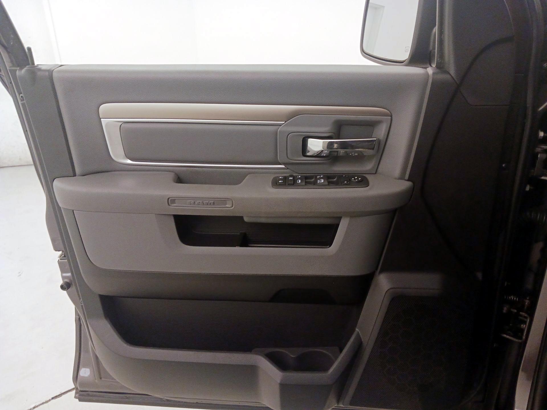 Thumbnail: 2020 RAM 1500 Classic - 12