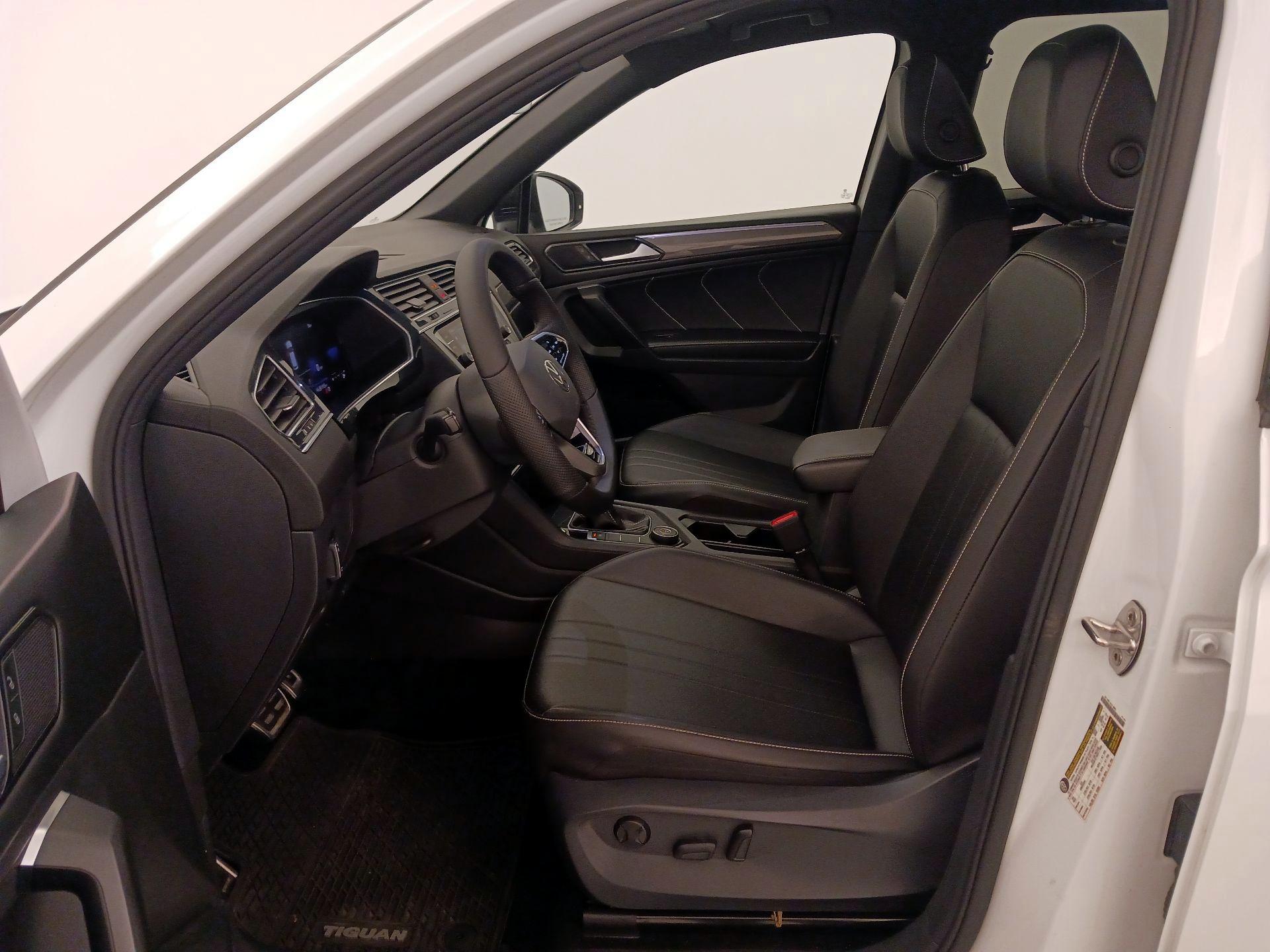 Thumbnail: 2022 Volkswagen Tiguan - 11