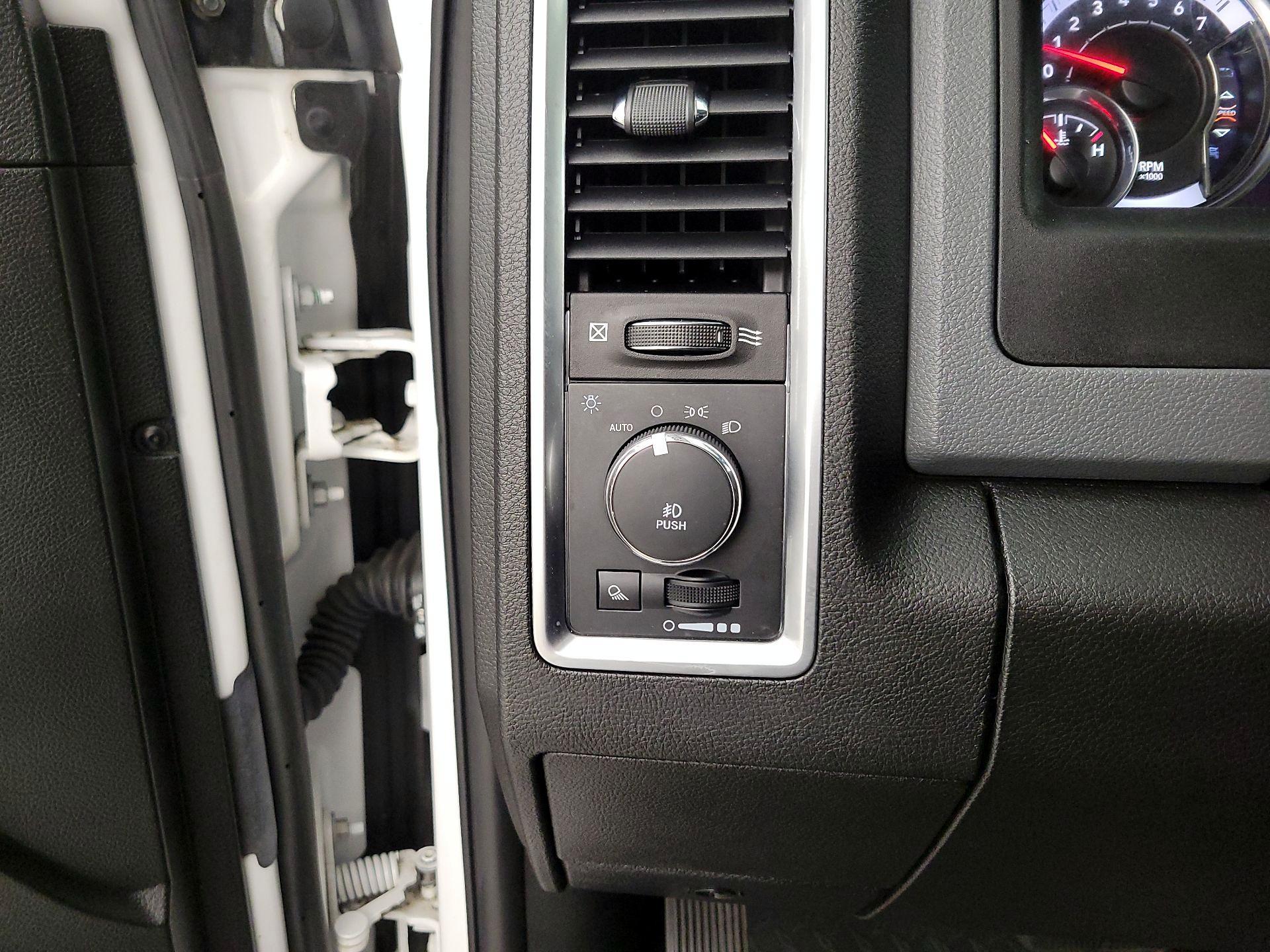 Thumbnail: 2019 RAM 1500 Classic - 13