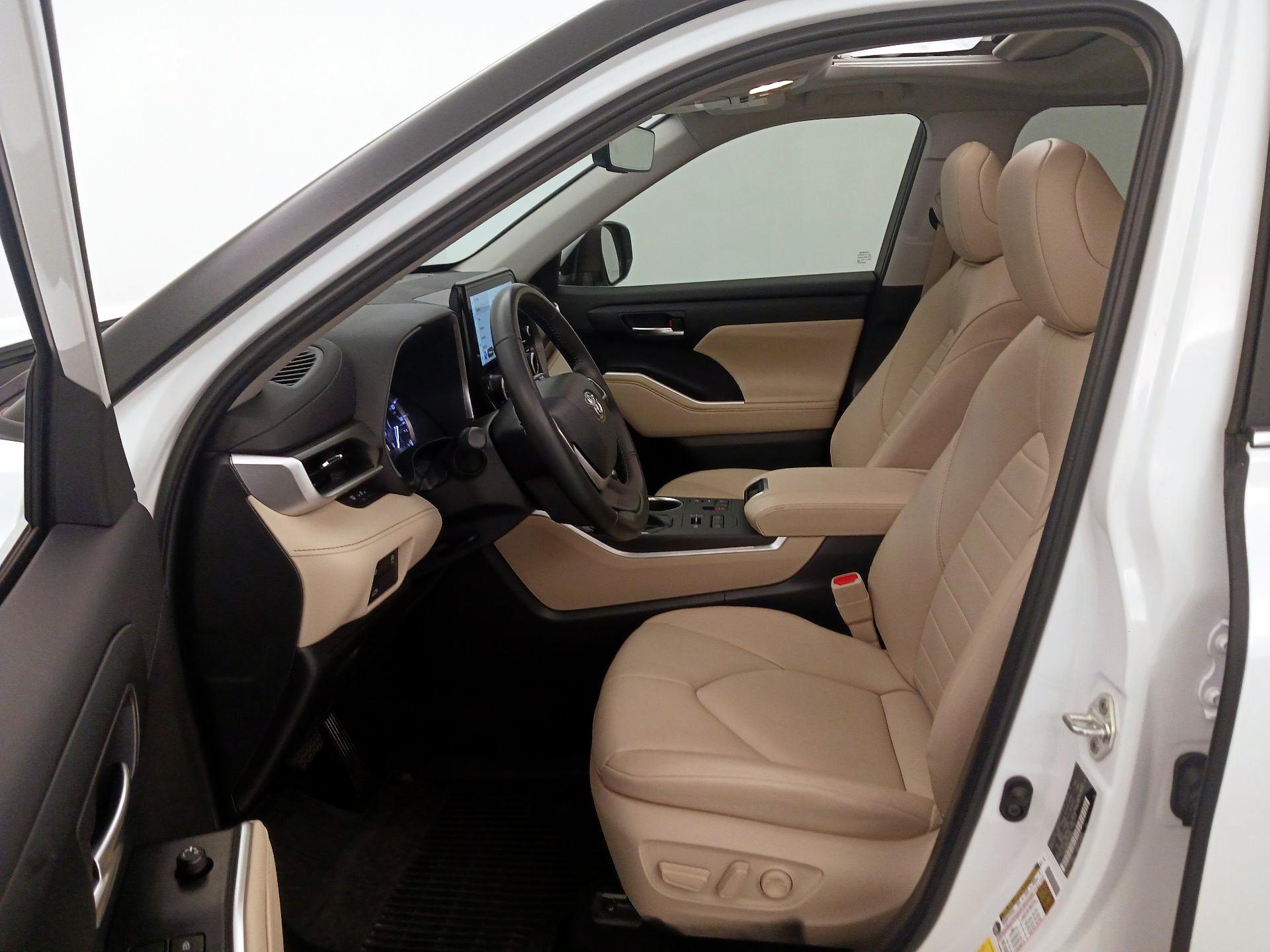 Thumbnail: 2023 Toyota Highlander - 11