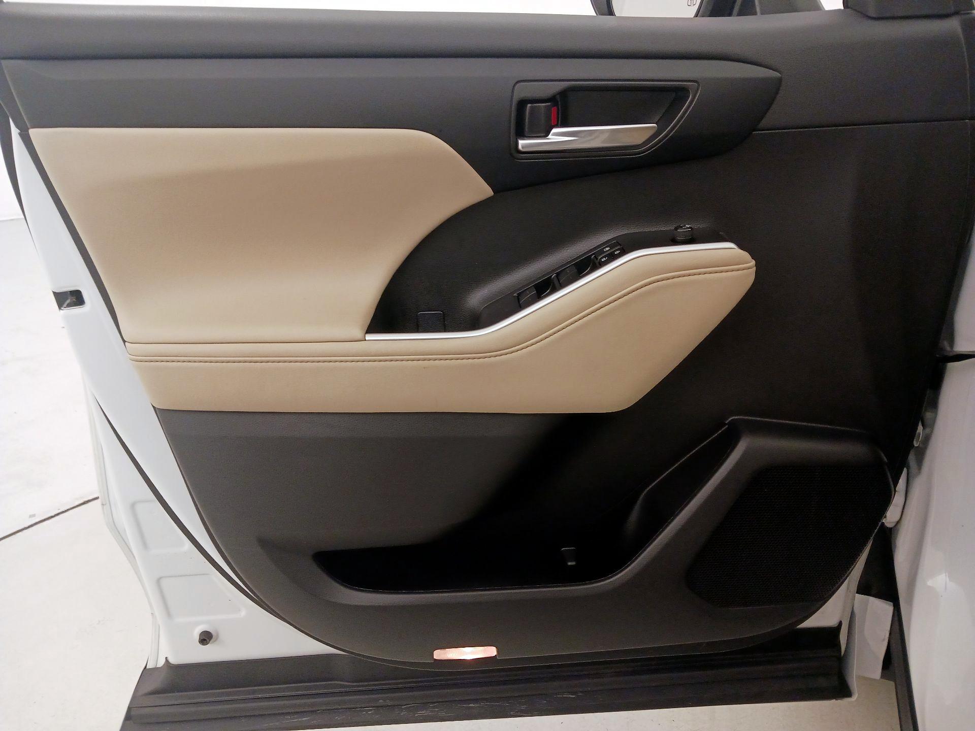 Thumbnail: 2023 Toyota Highlander - 12