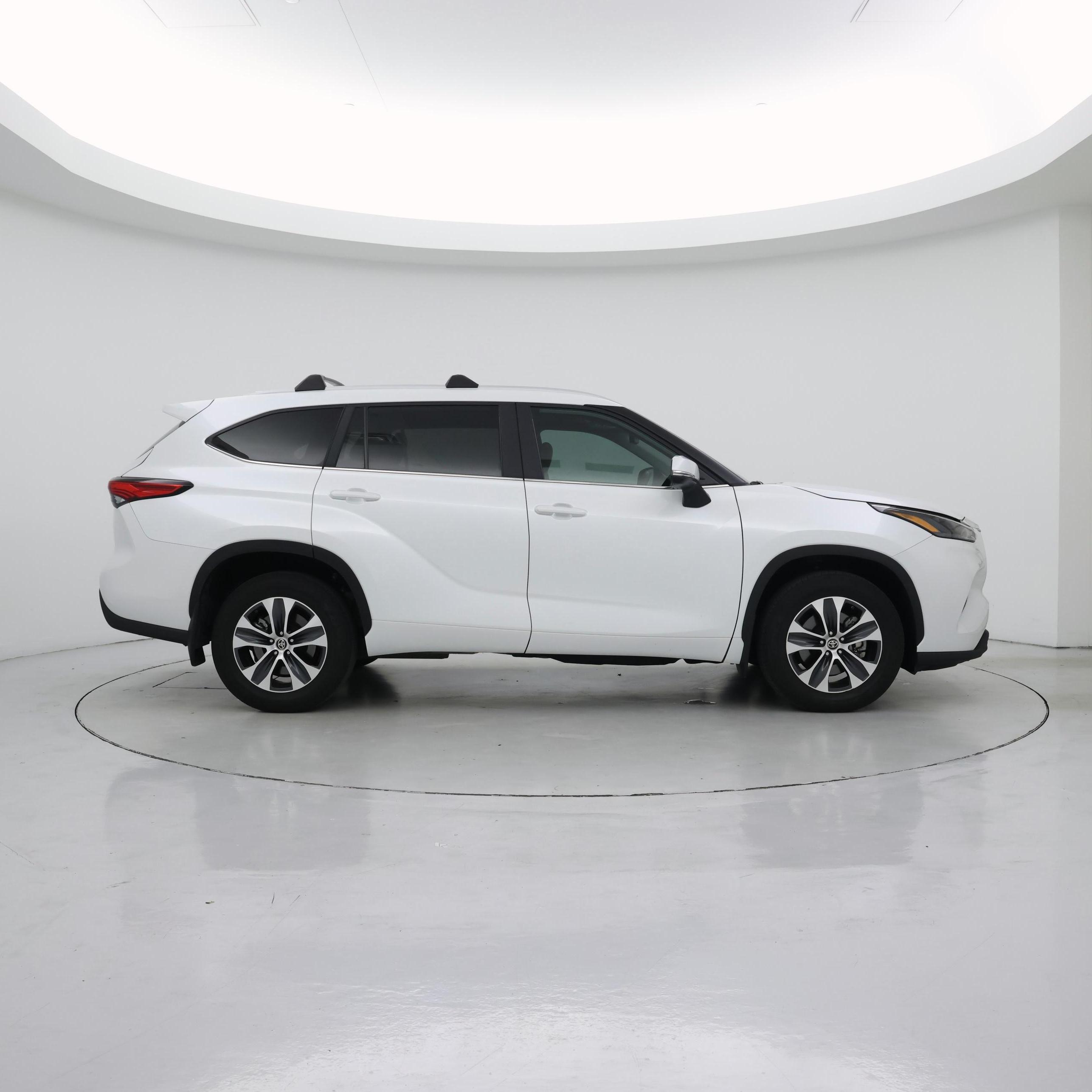 Thumbnail: 2023 Toyota Highlander - 7