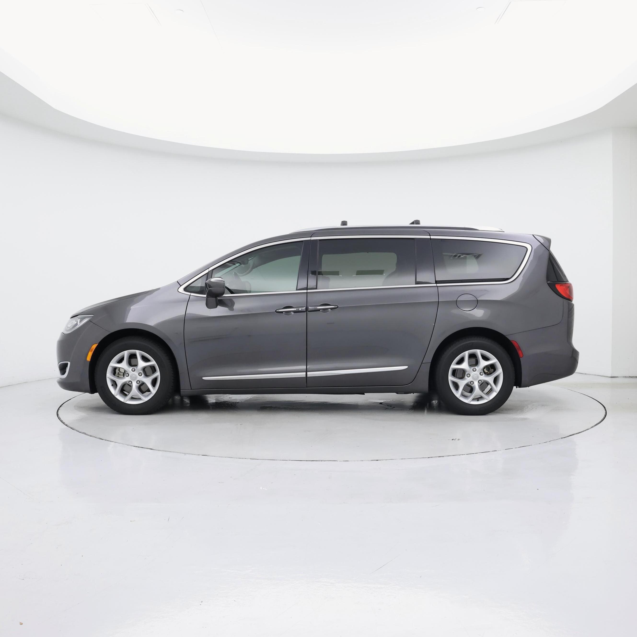 Thumbnail: 2018 Chrysler Pacifica - 3
