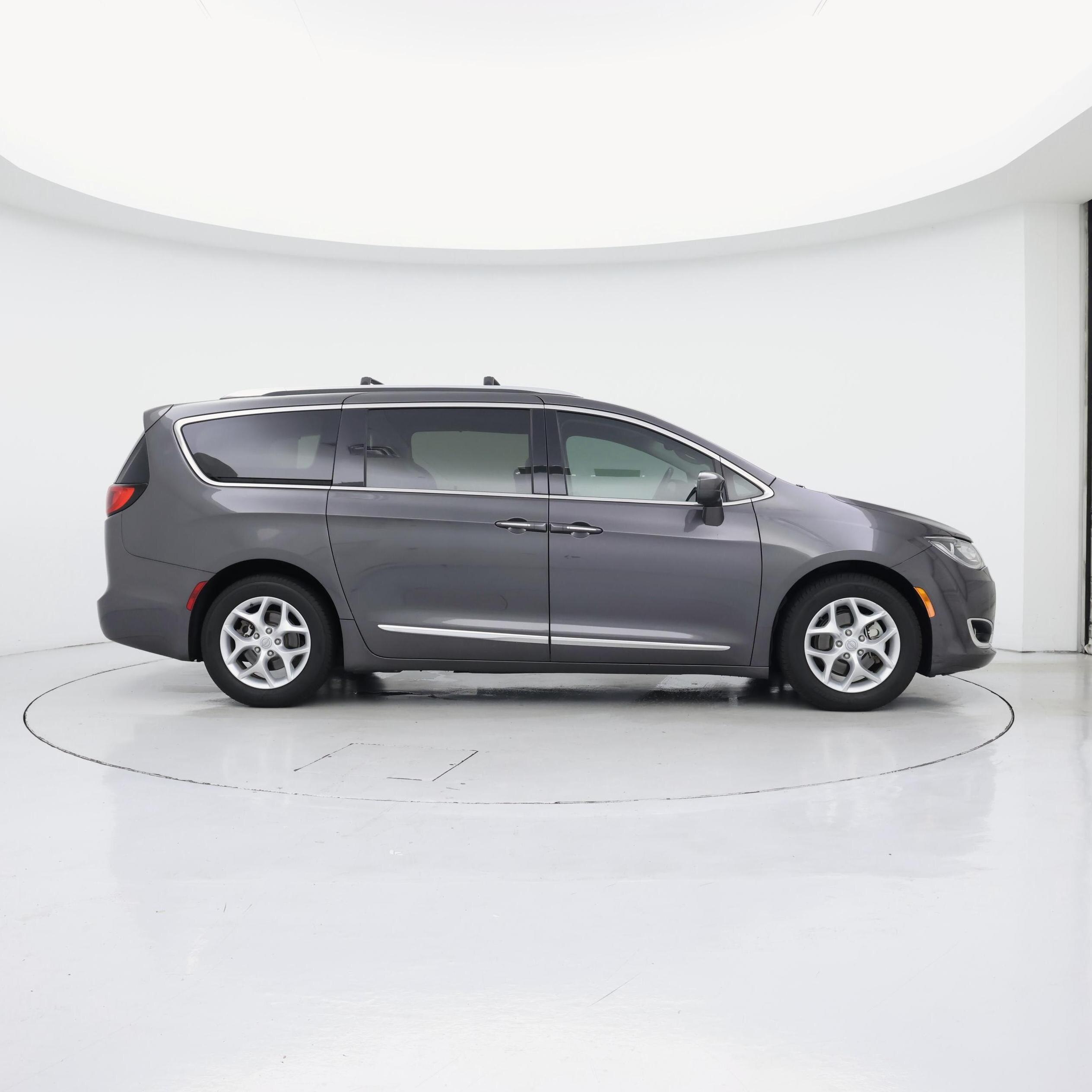 Thumbnail: 2018 Chrysler Pacifica - 7