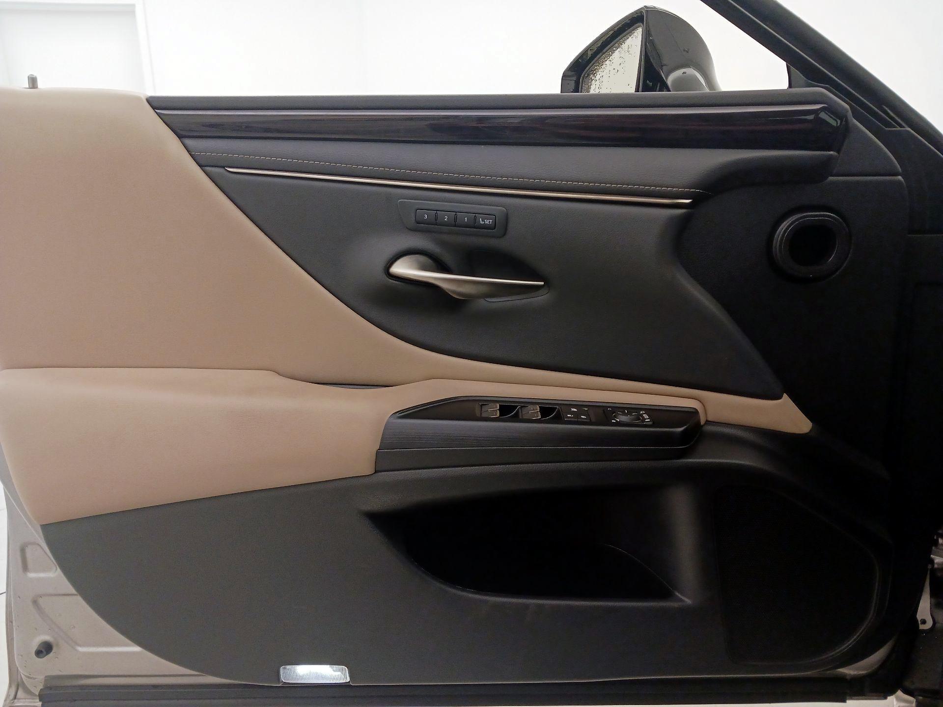 Thumbnail: 2021 Lexus ES - 12