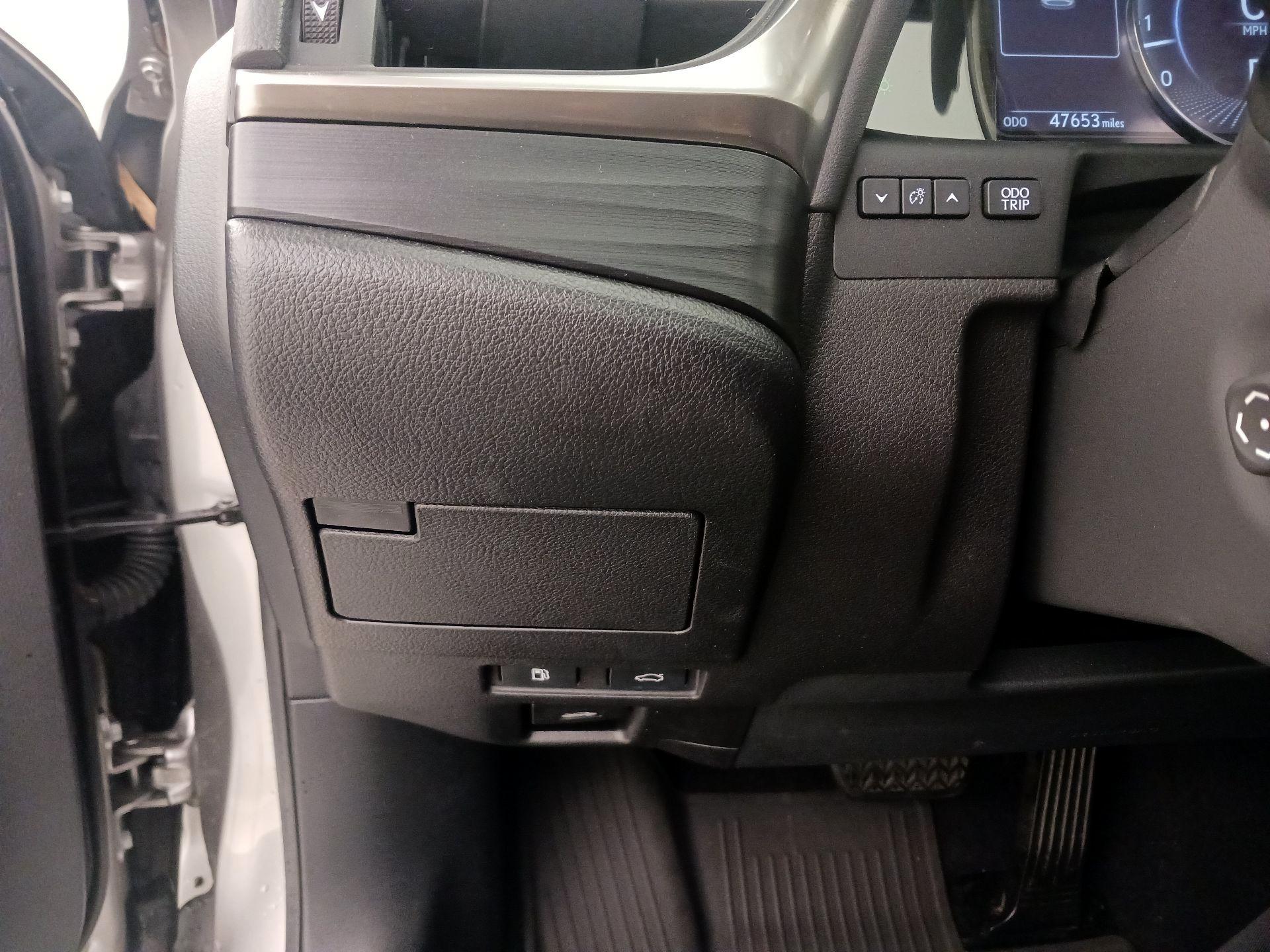 Thumbnail: 2021 Lexus ES - 13