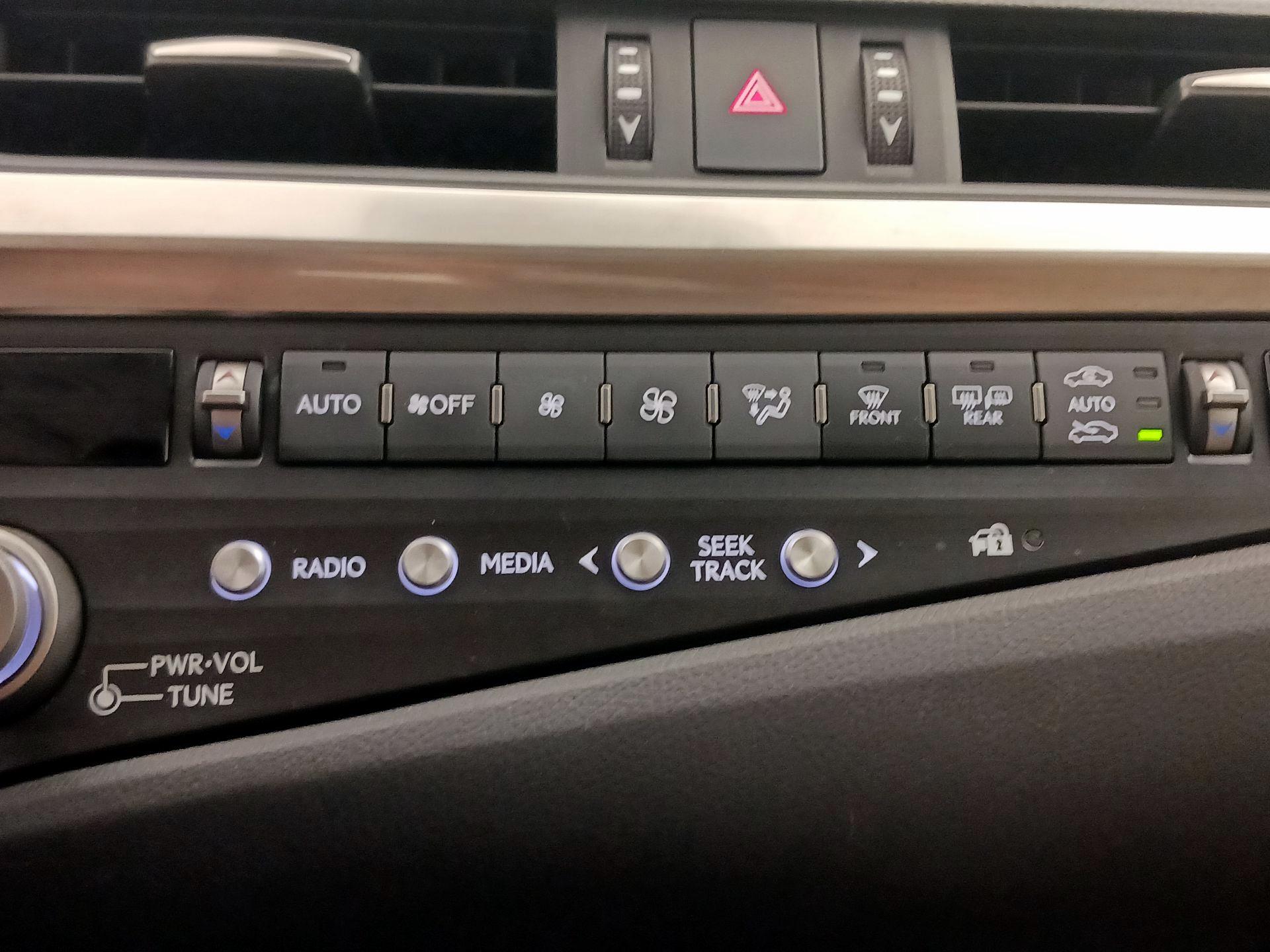 Thumbnail: 2021 Lexus ES - 16