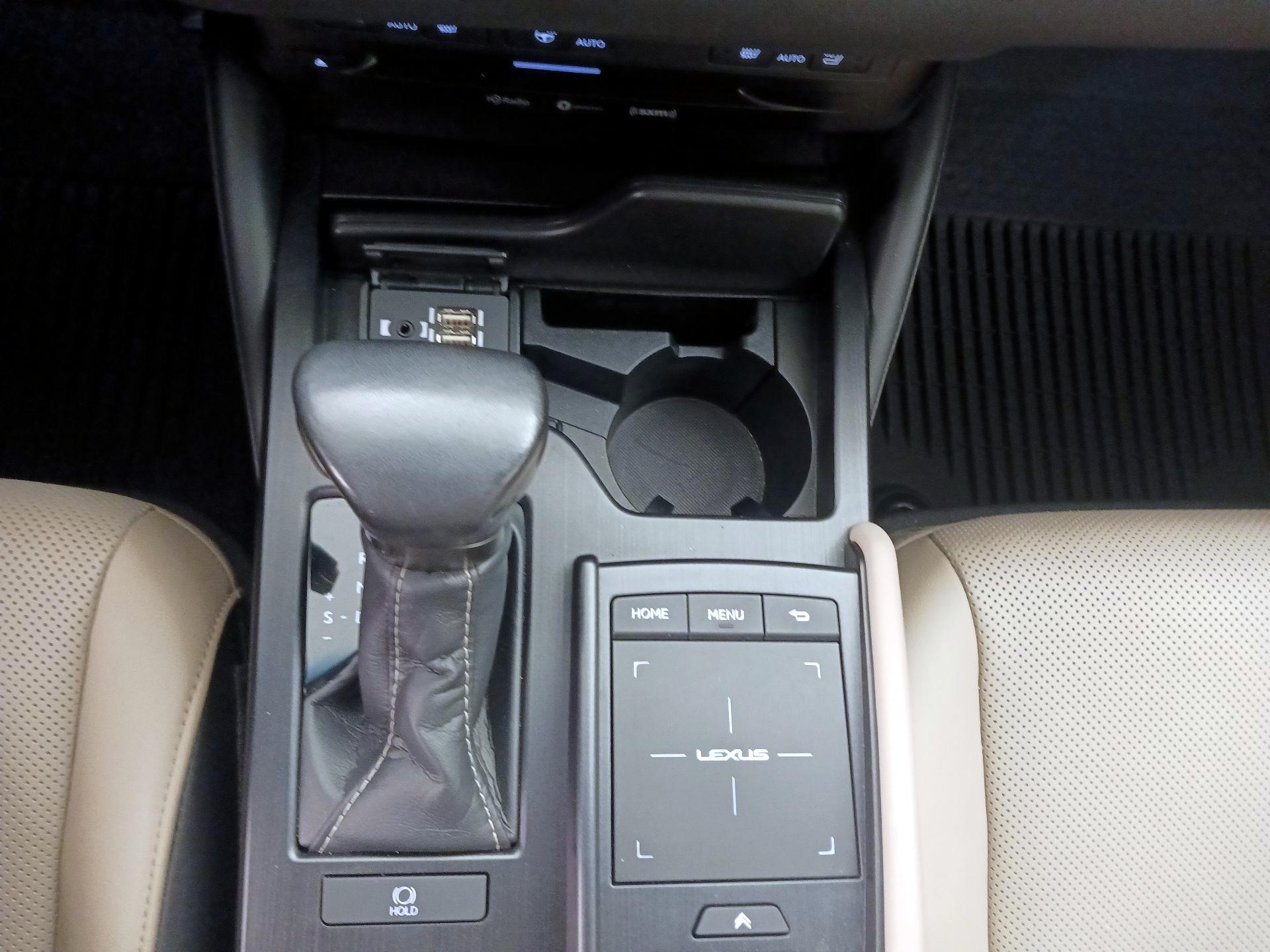 Thumbnail: 2021 Lexus ES - 17