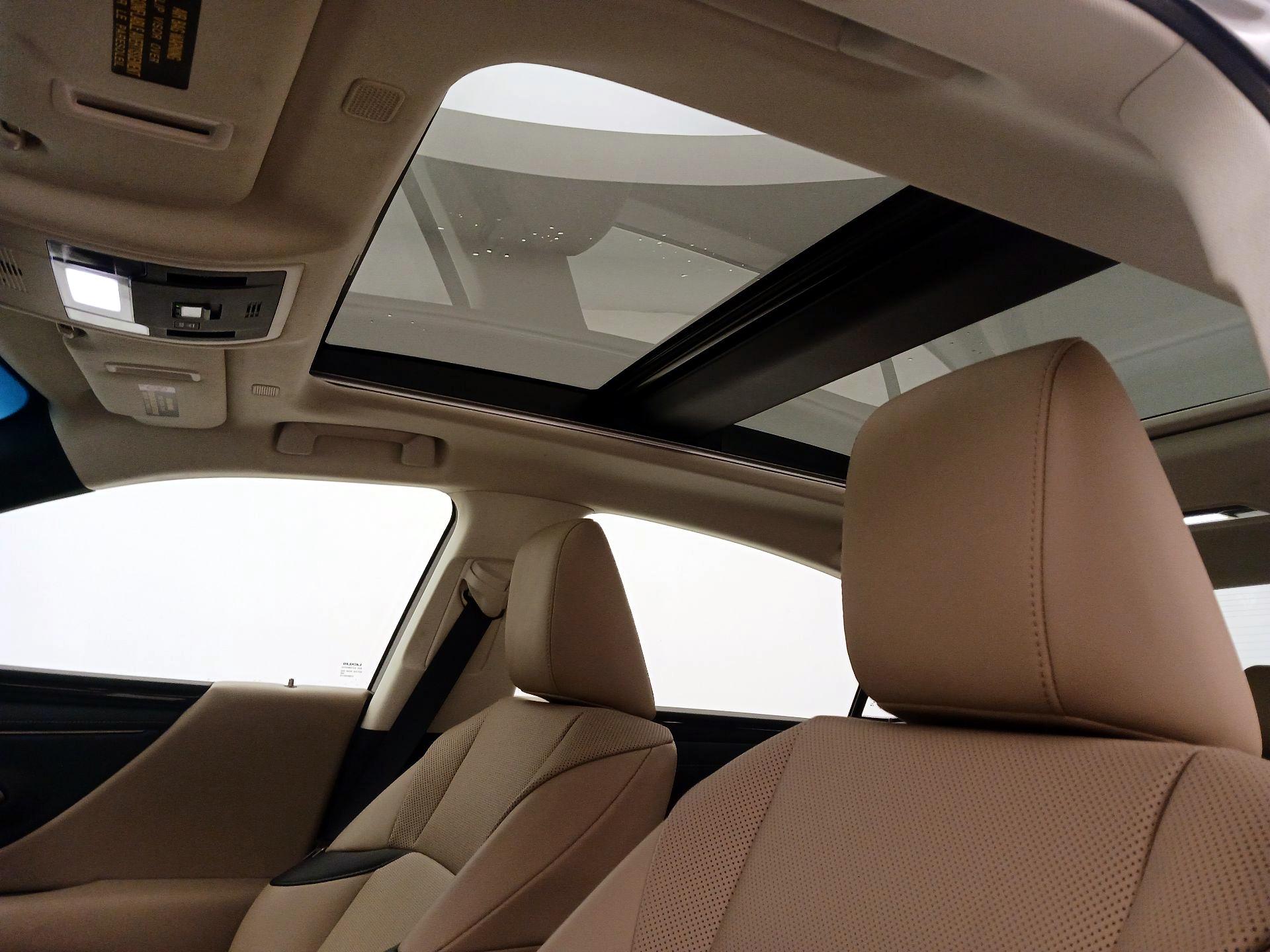 Thumbnail: 2021 Lexus ES - 19