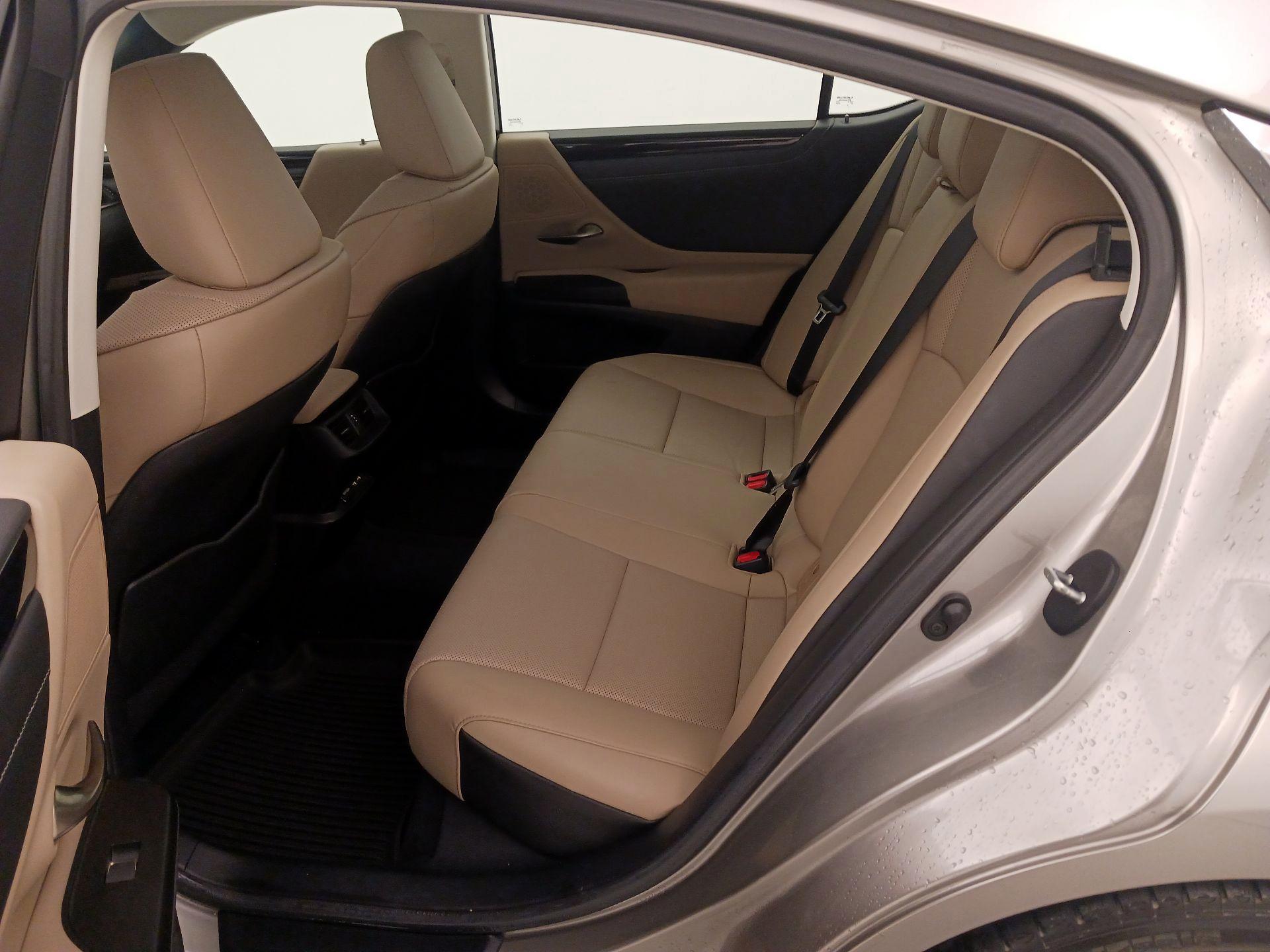 Thumbnail: 2021 Lexus ES - 20