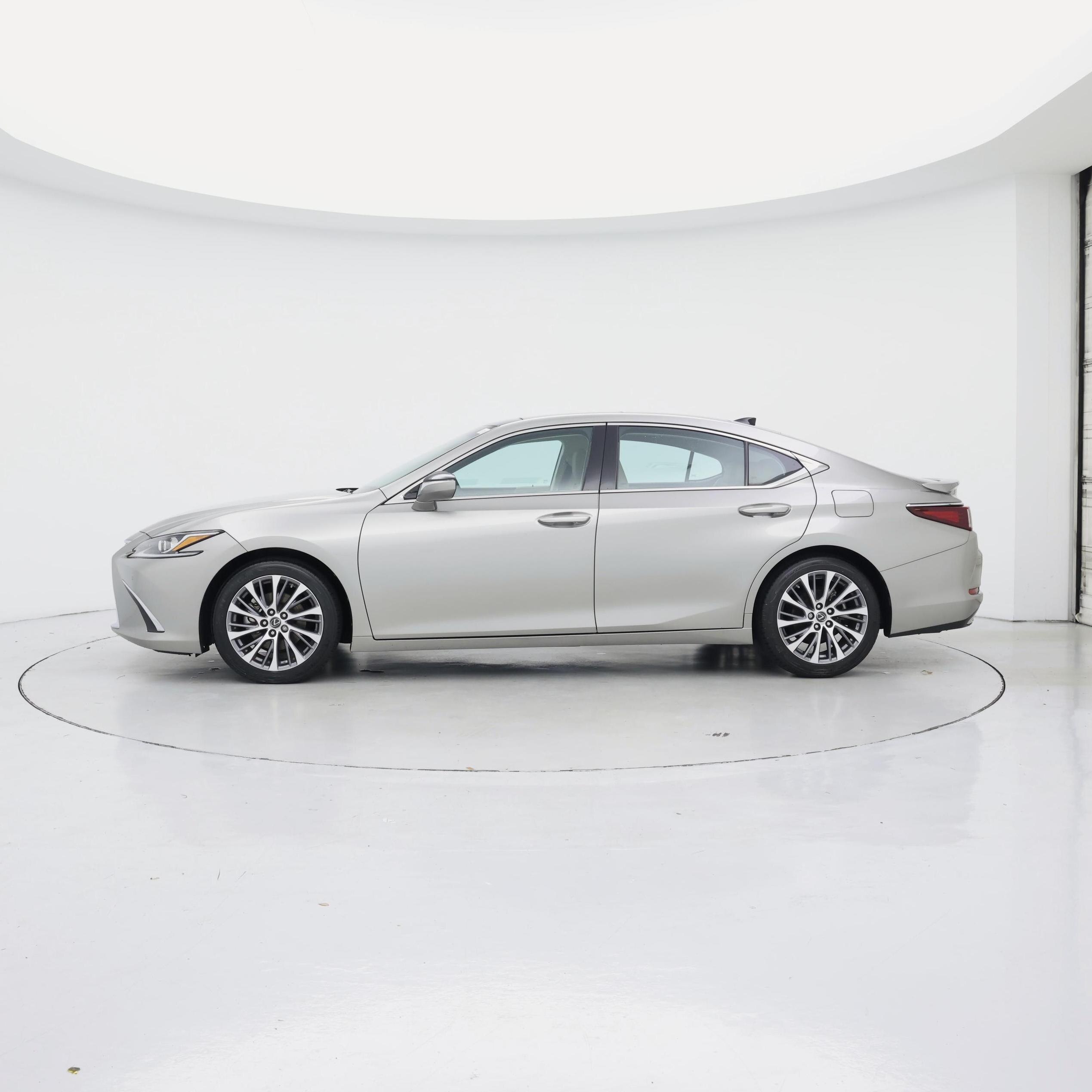 Thumbnail: 2021 Lexus ES - 3