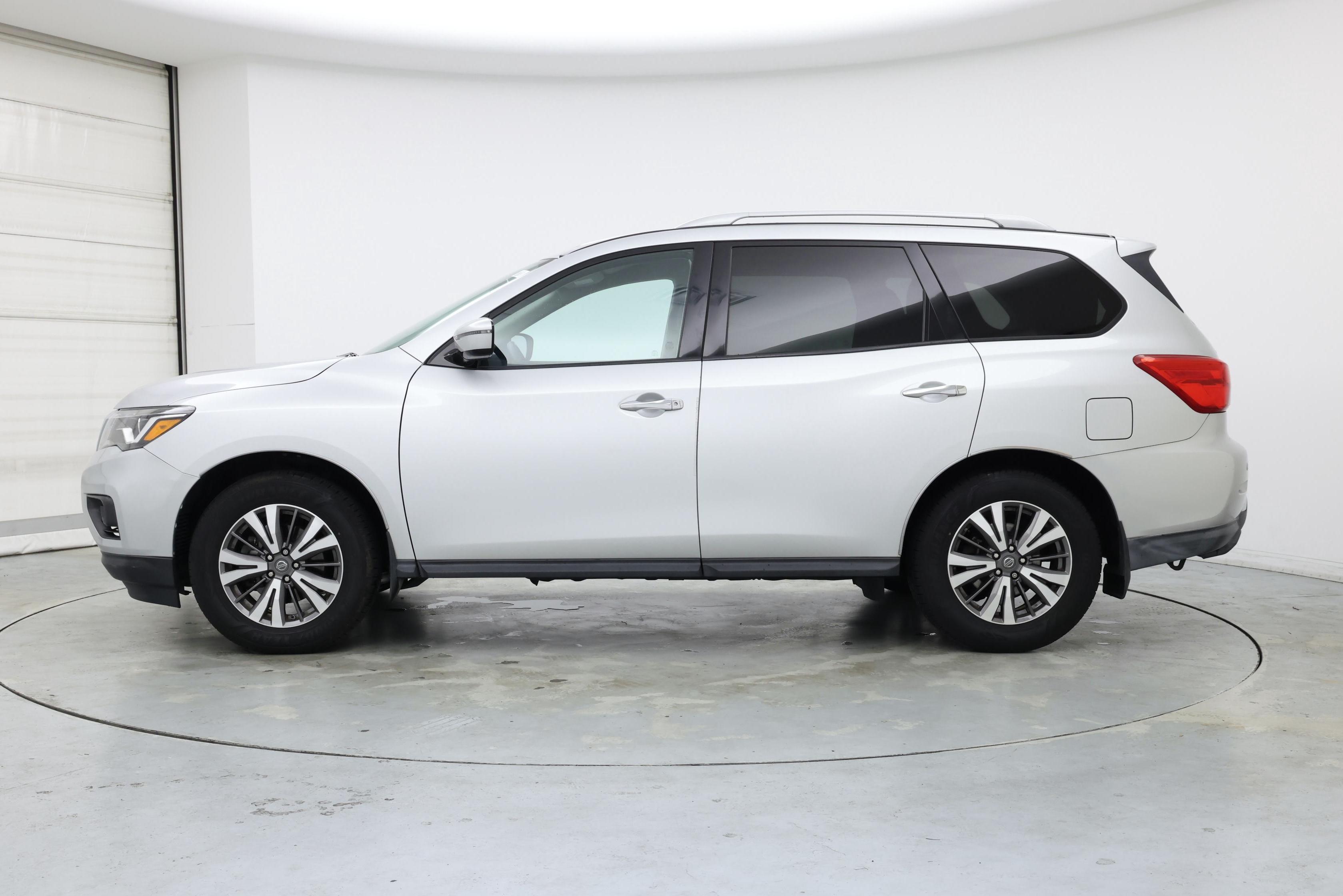 Thumbnail: 2017 Nissan Pathfinder - 3