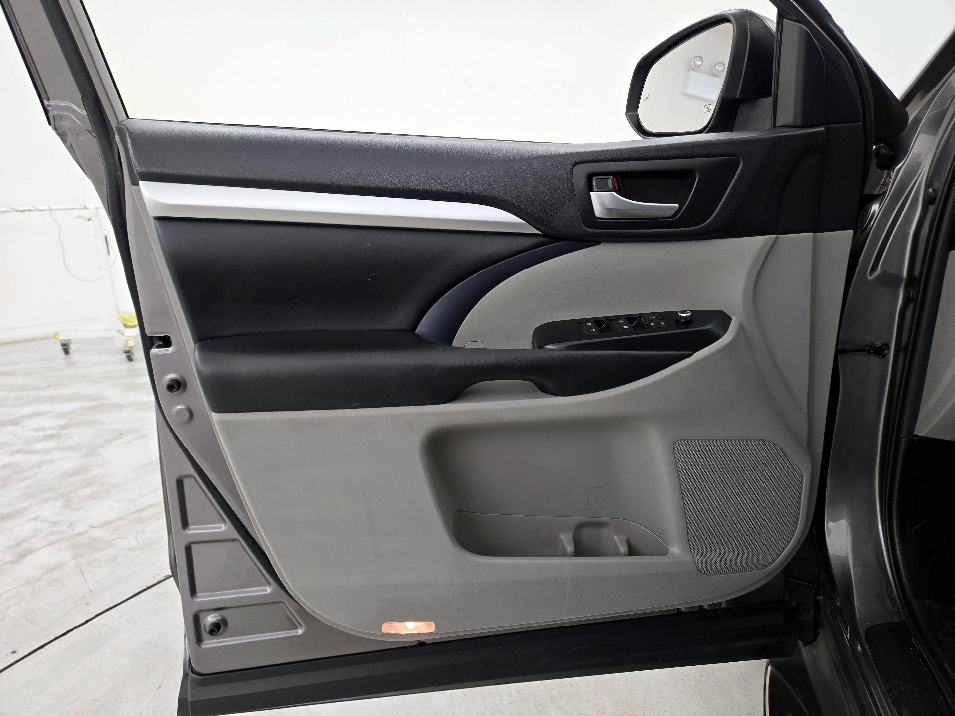 Thumbnail: 2019 Toyota Highlander - 12