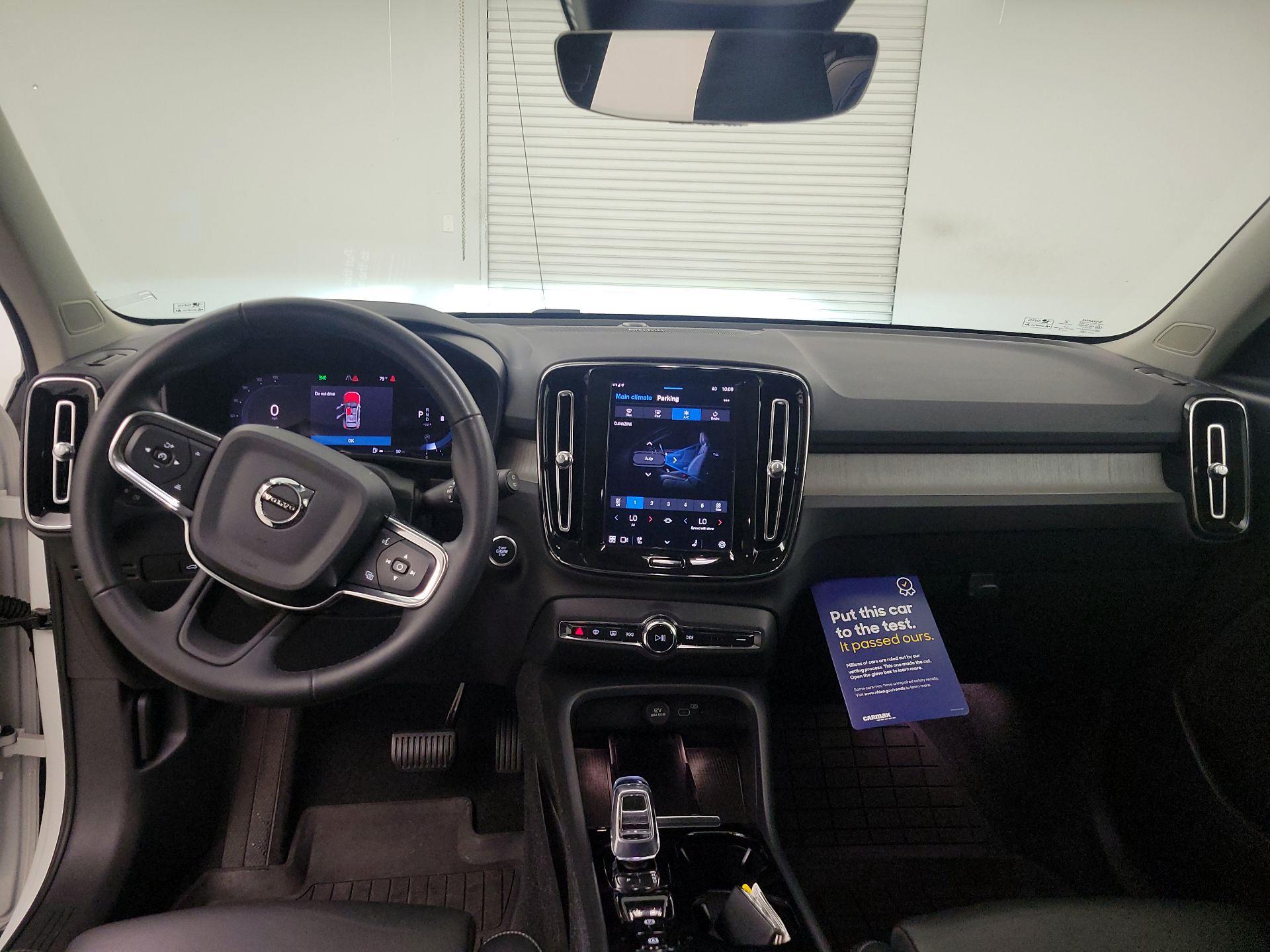 Thumbnail: 2023 Volvo XC40 - 9