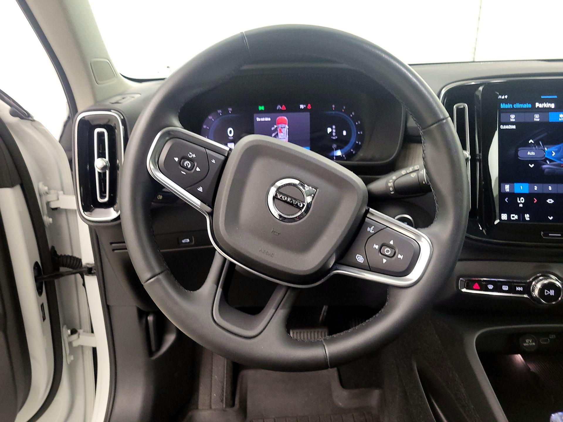 Thumbnail: 2023 Volvo XC40 - 10