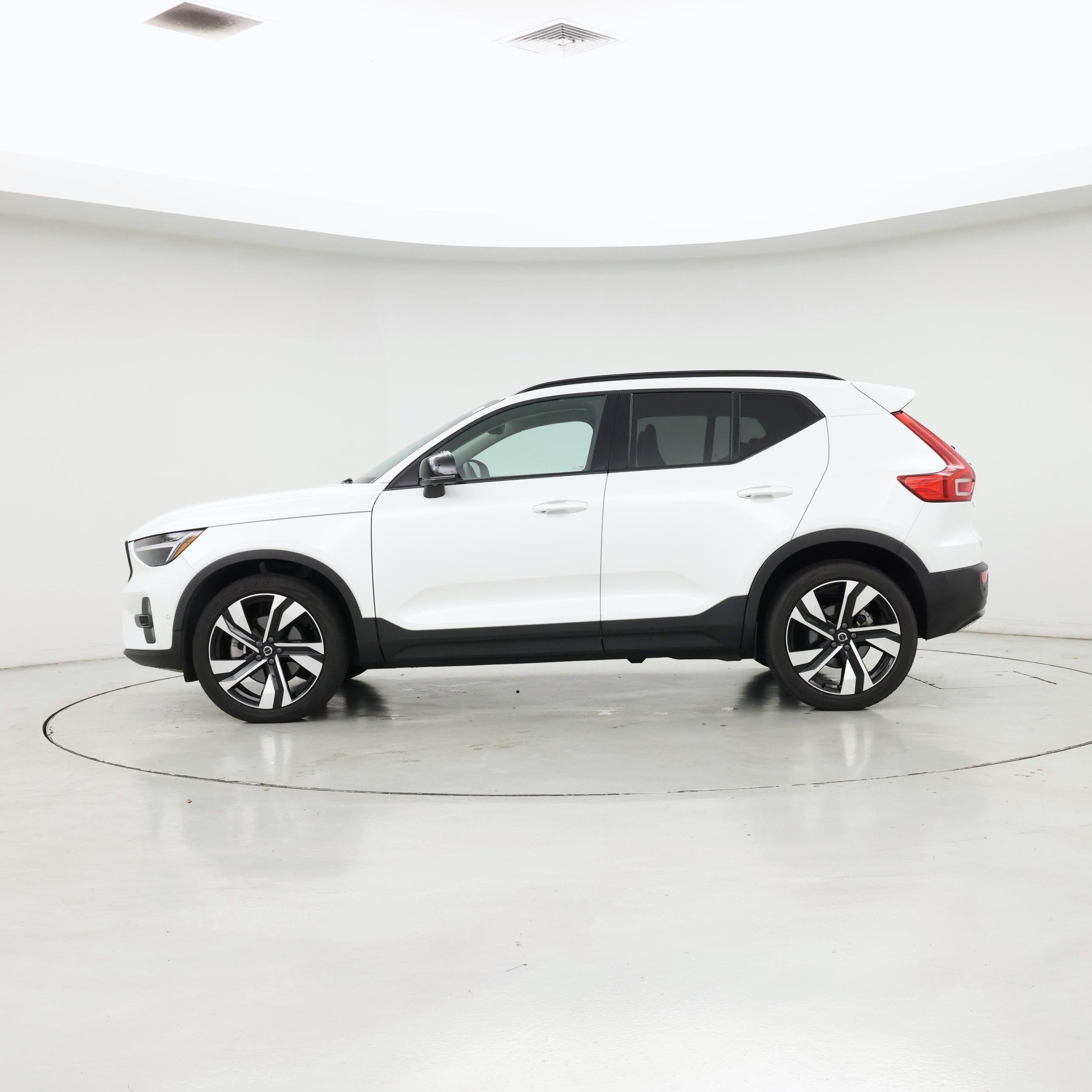 Thumbnail: 2023 Volvo XC40 - 3