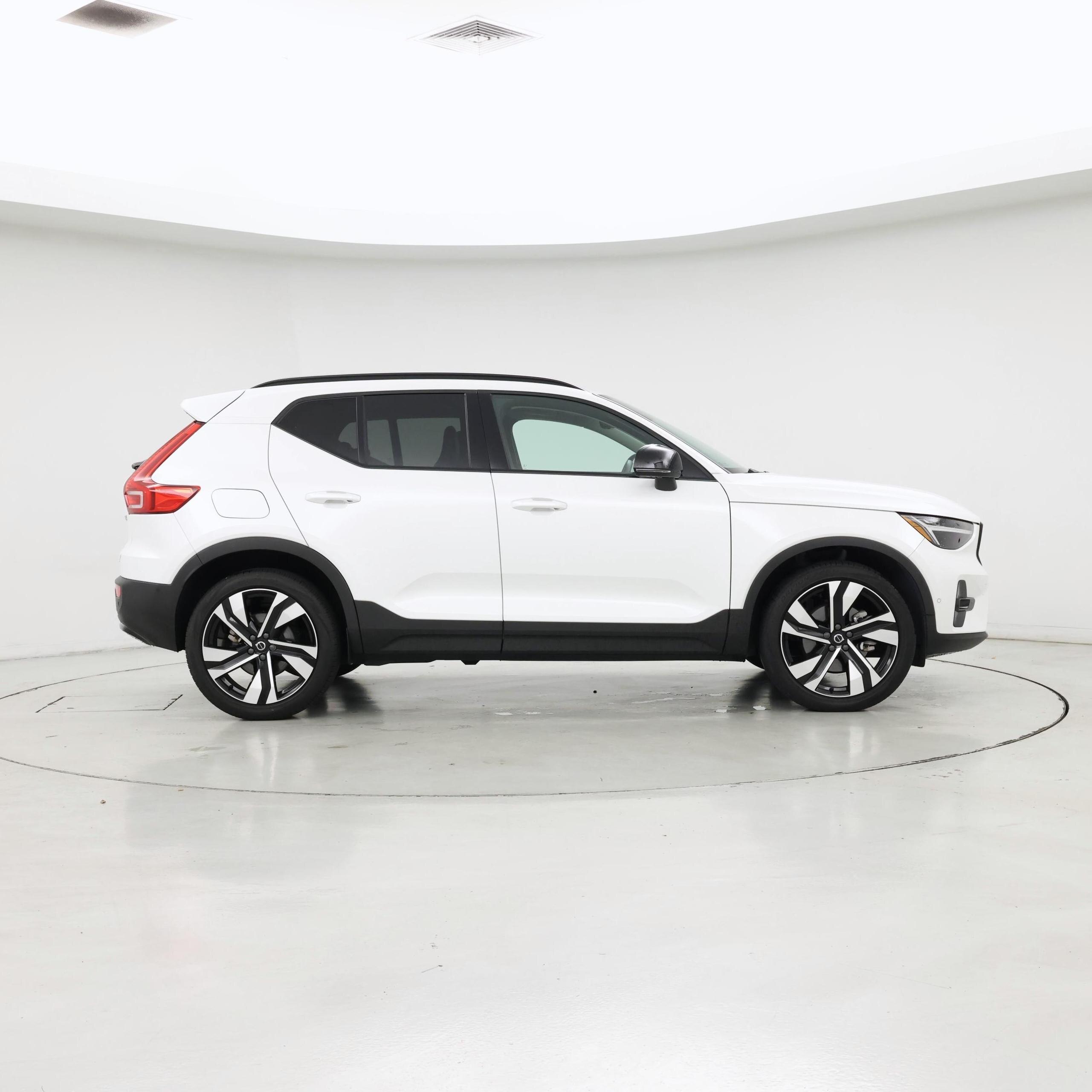 Thumbnail: 2023 Volvo XC40 - 7