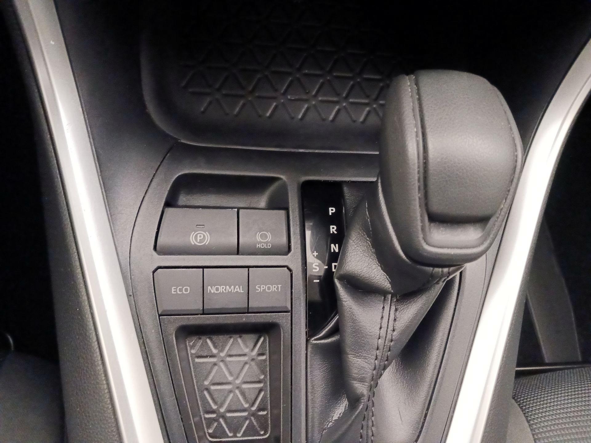Thumbnail: 2021 Toyota RAV4 - 15