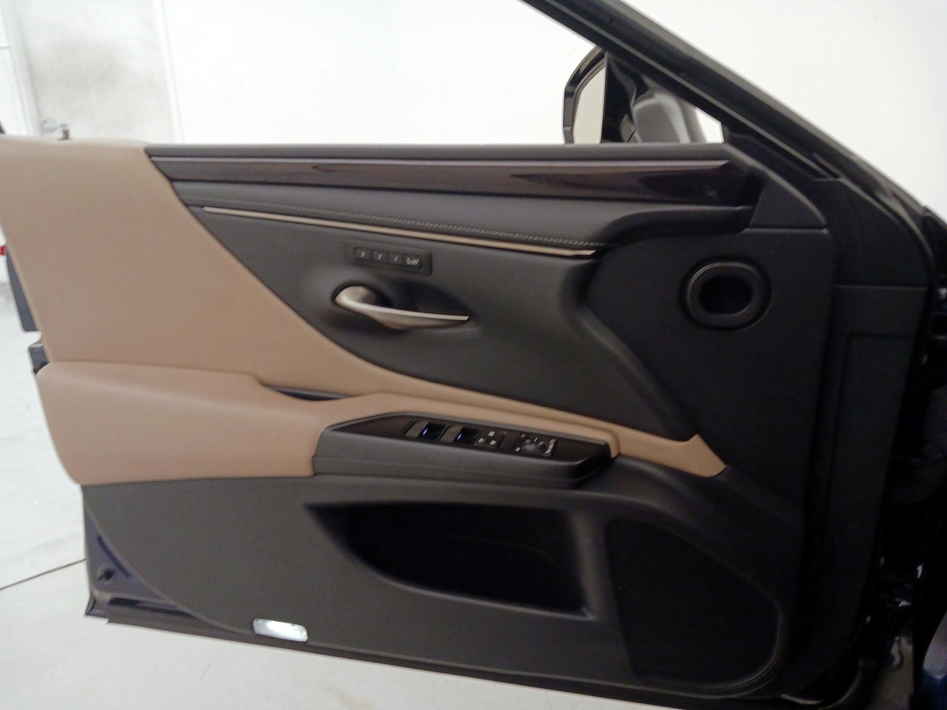 Thumbnail: 2020 Lexus ES - 12