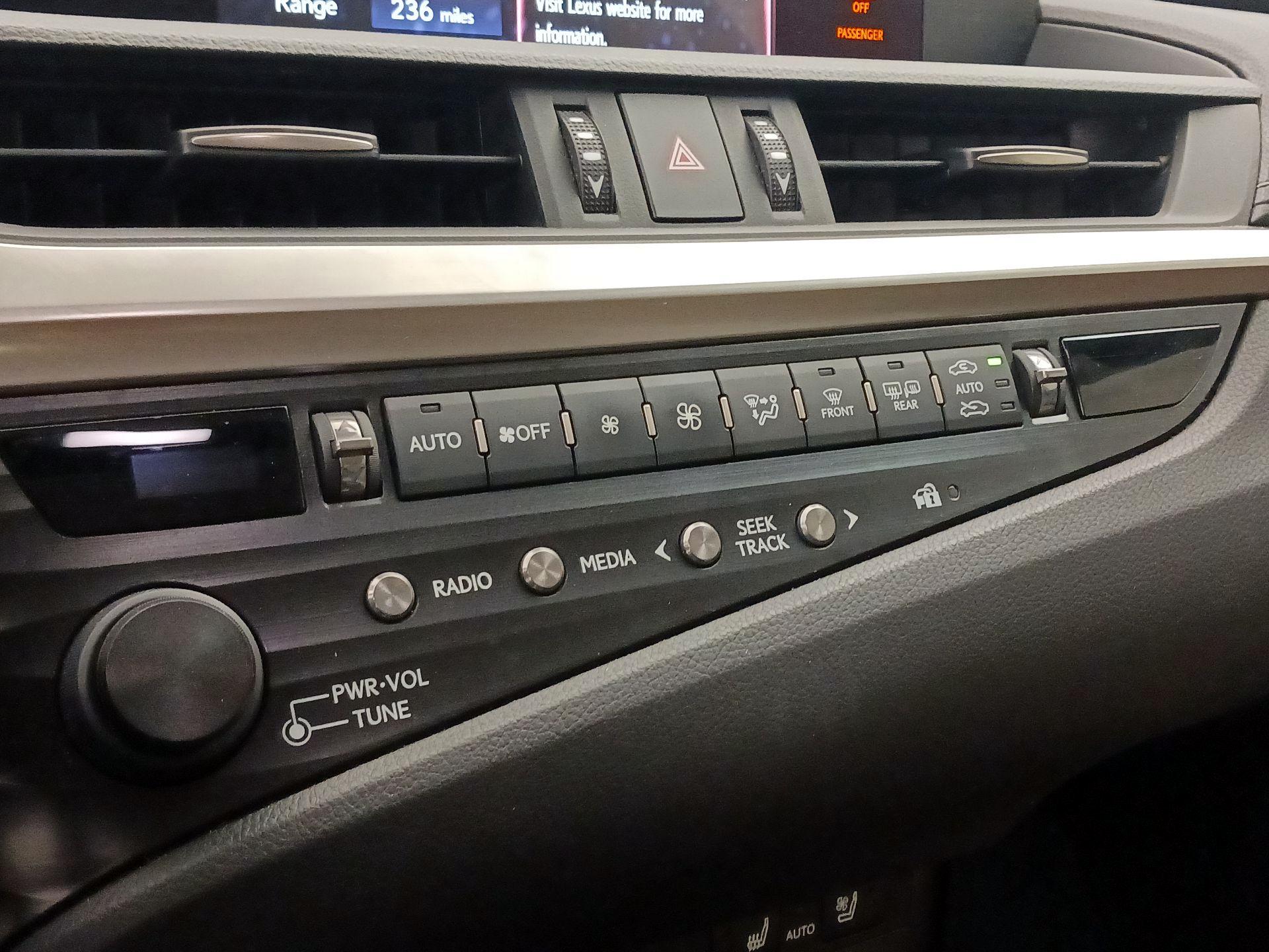 Thumbnail: 2020 Lexus ES - 17