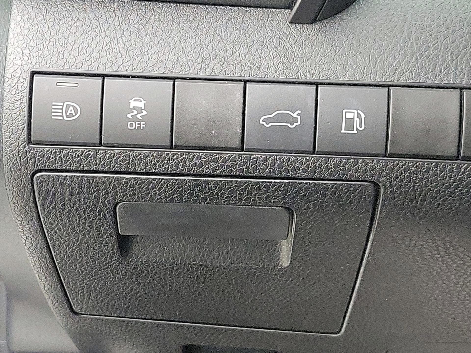 Thumbnail: 2018 Toyota Camry - 13