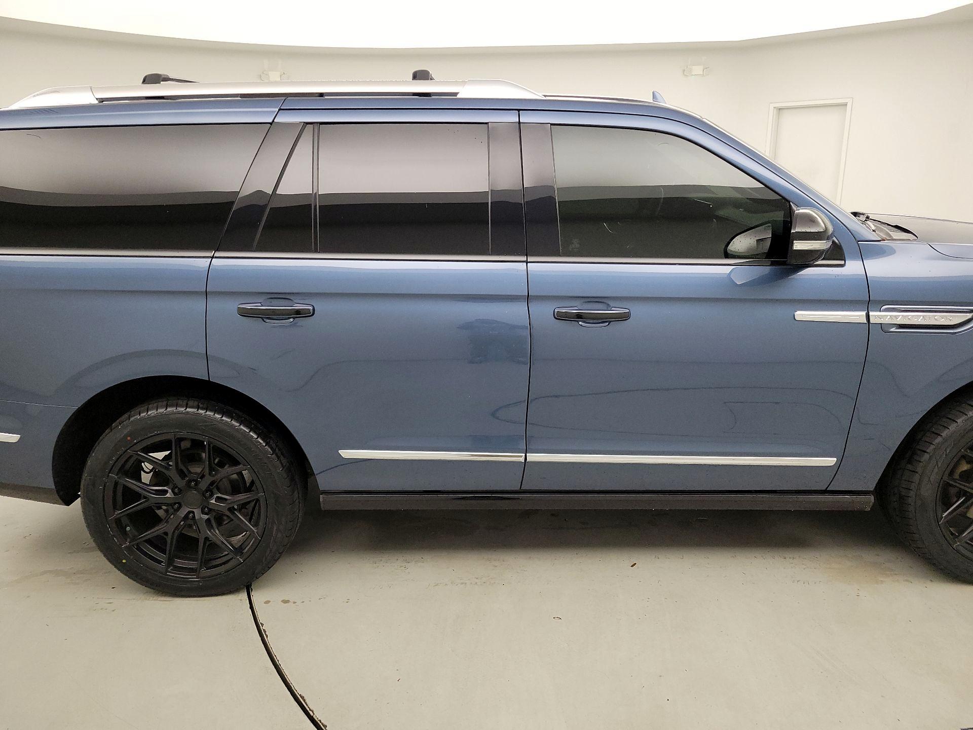 Thumbnail: 2019 Lincoln Navigator - 4