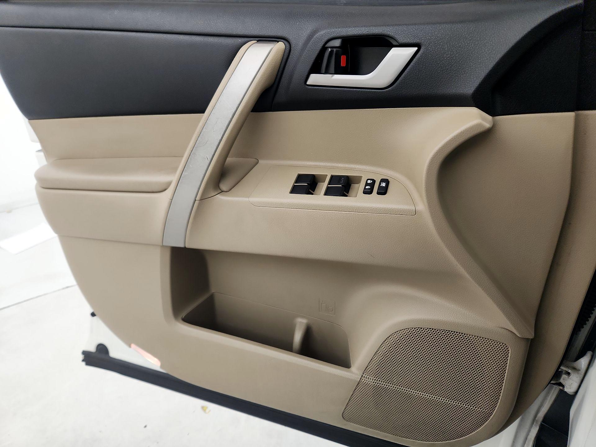 Thumbnail: 2013 Toyota Highlander - 12