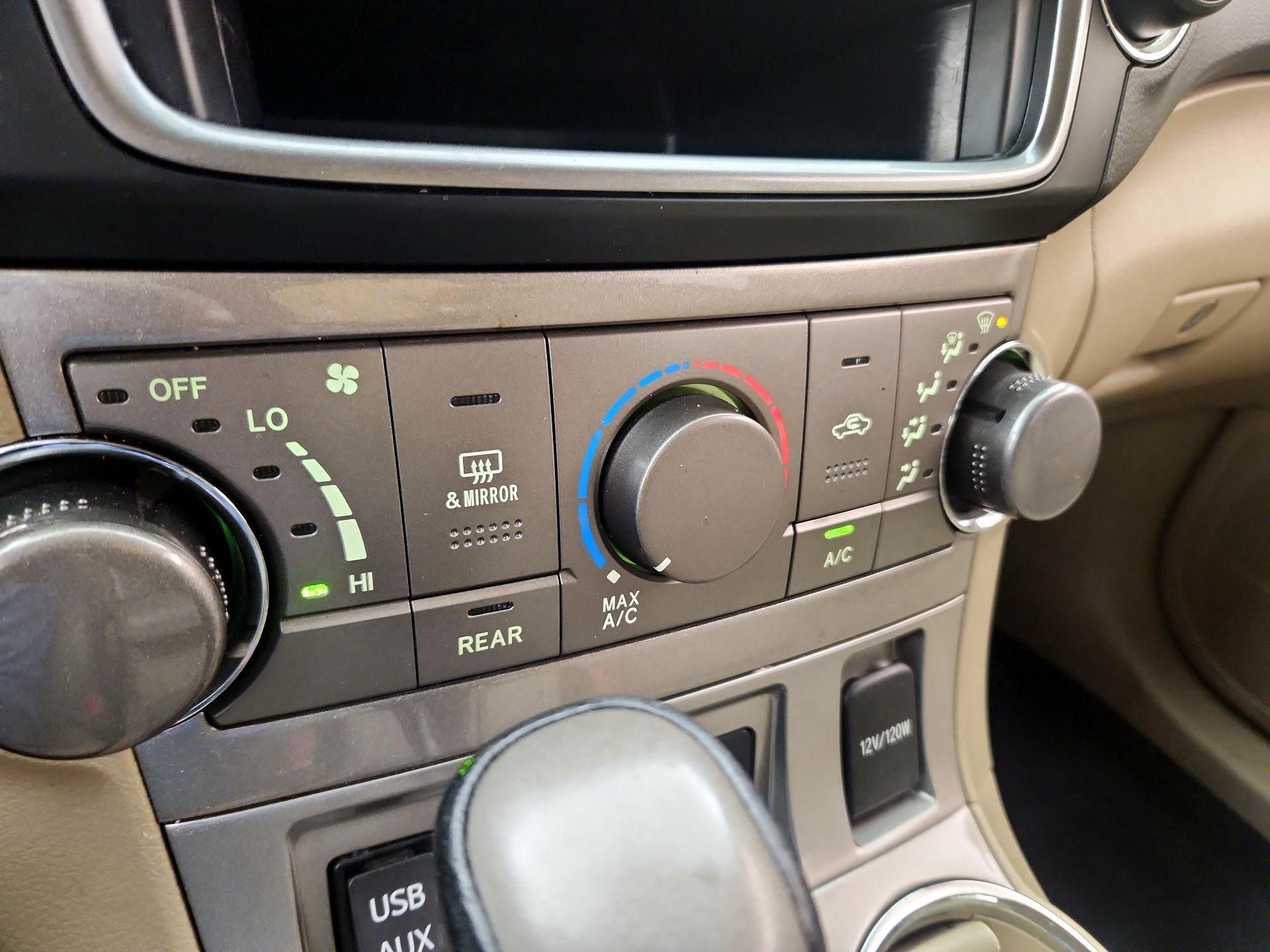 Thumbnail: 2013 Toyota Highlander - 16