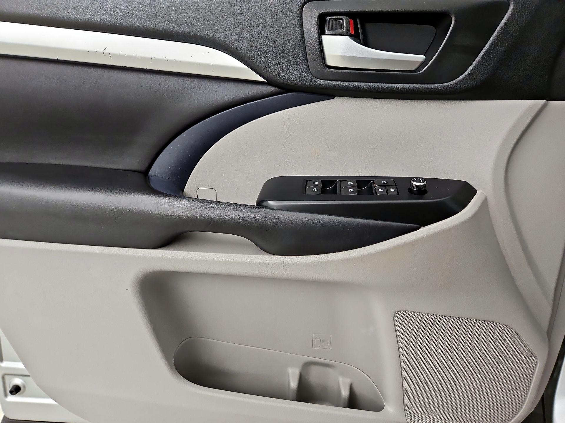 Thumbnail: 2019 Toyota Highlander - 12
