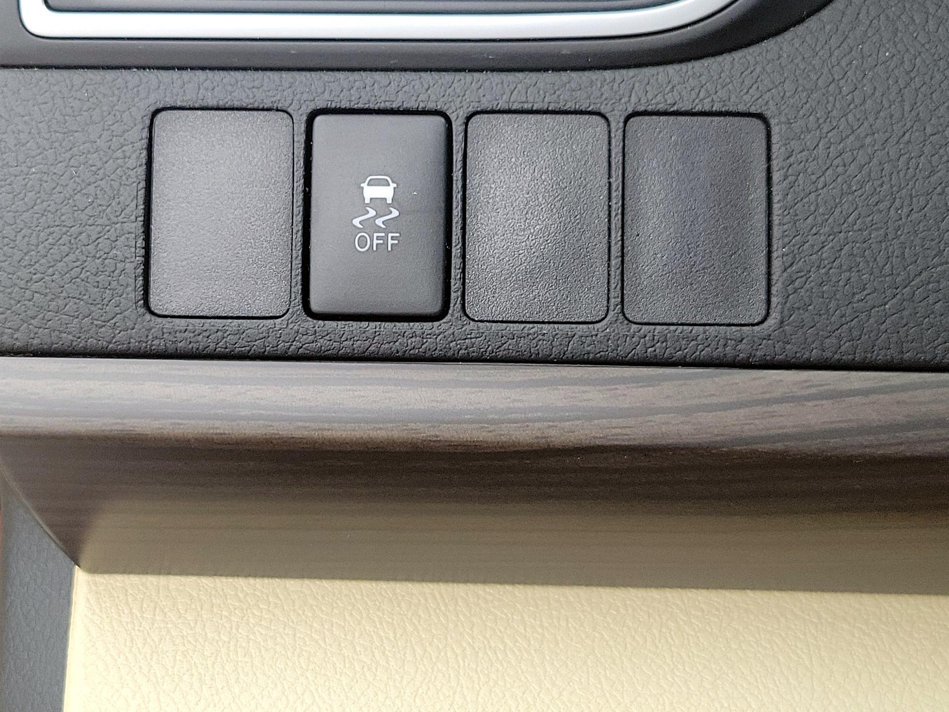 Thumbnail: 2015 Toyota Camry - 13