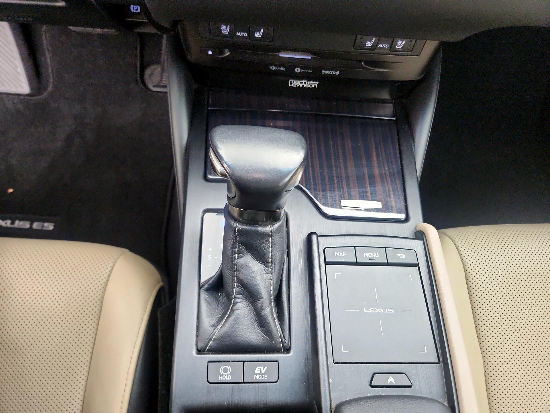 Thumbnail: 2021 Lexus ES - 17