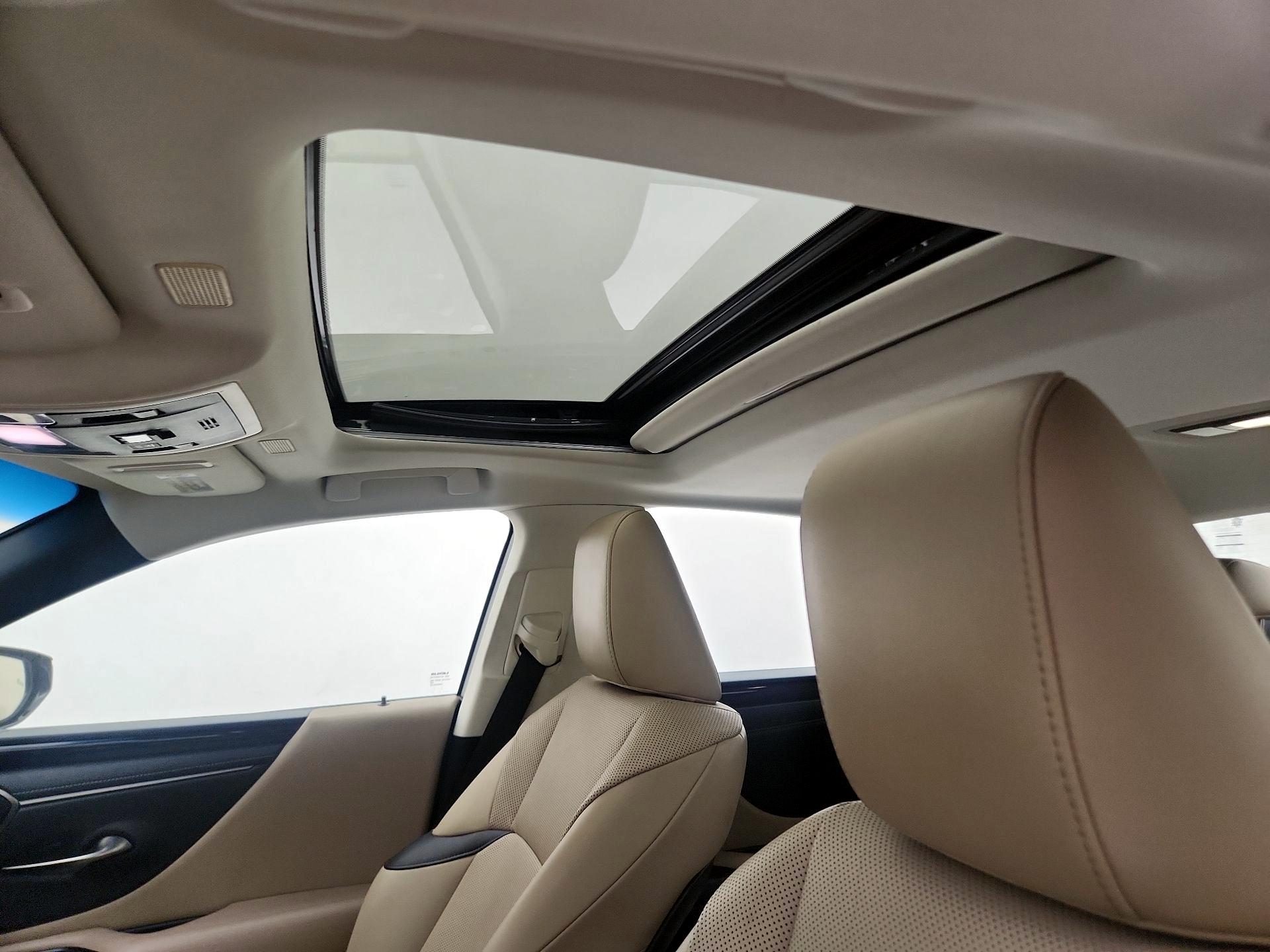 Thumbnail: 2021 Lexus ES - 19