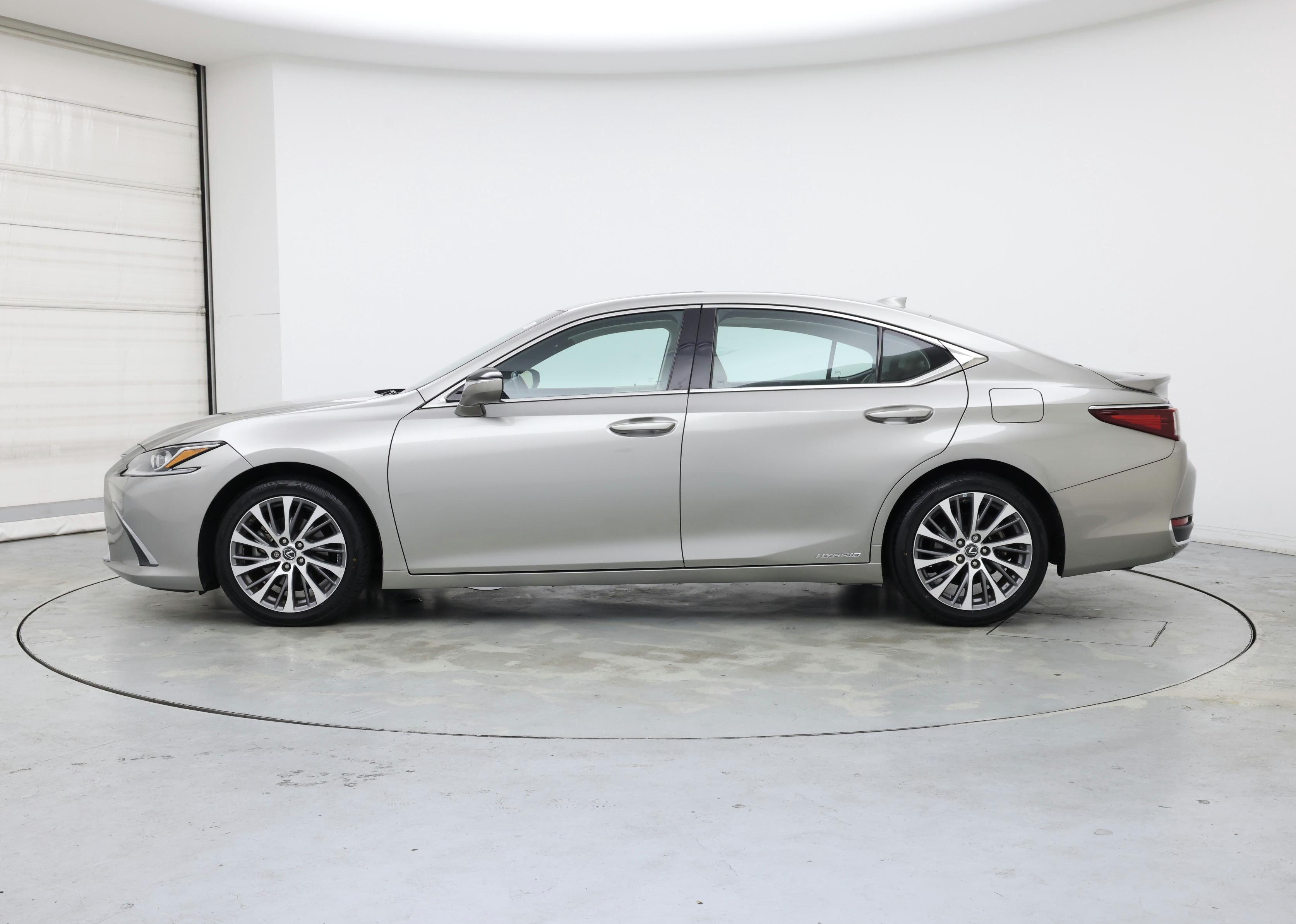 Thumbnail: 2021 Lexus ES - 3