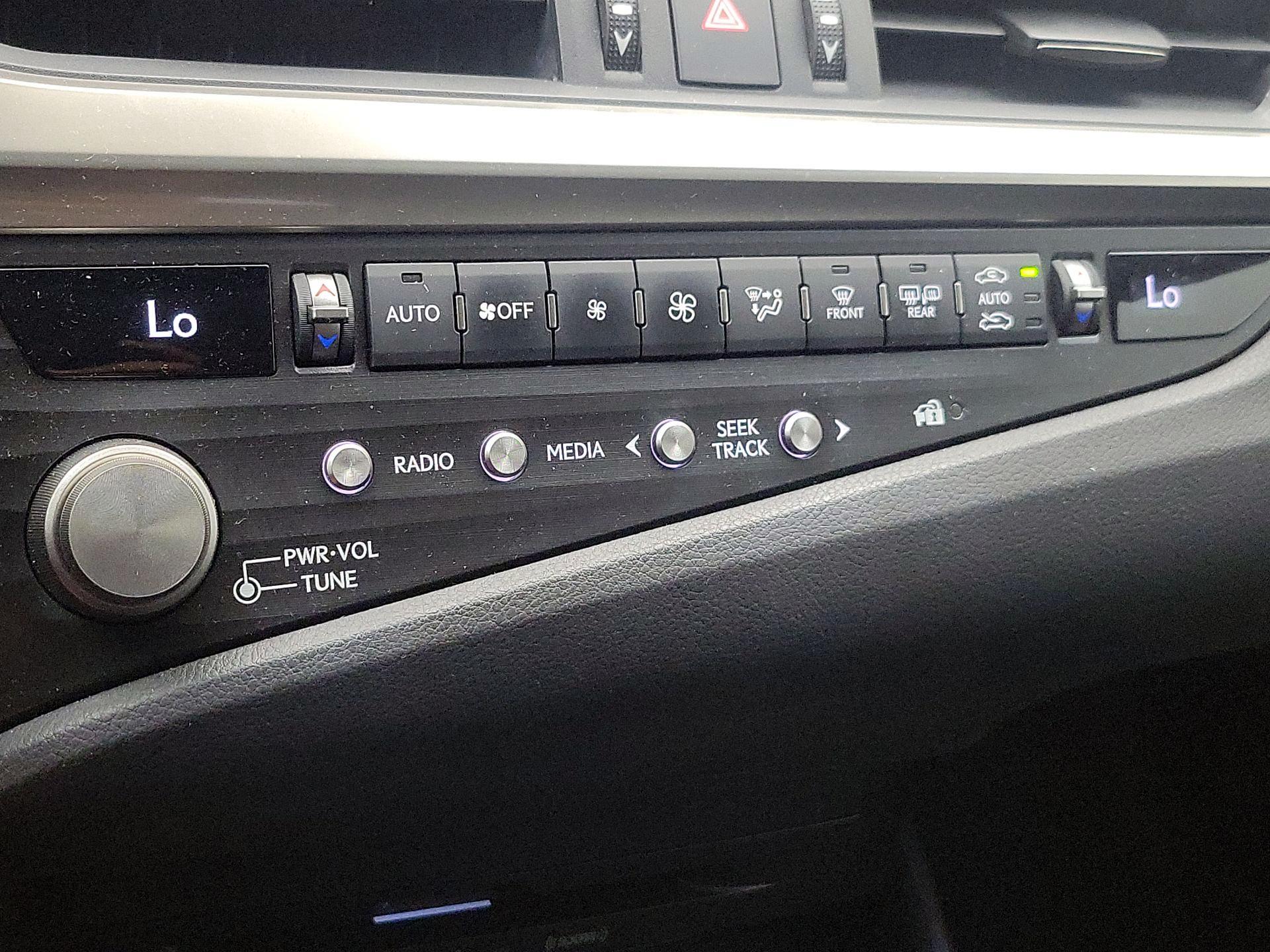 Thumbnail: 2021 Lexus ES - 16