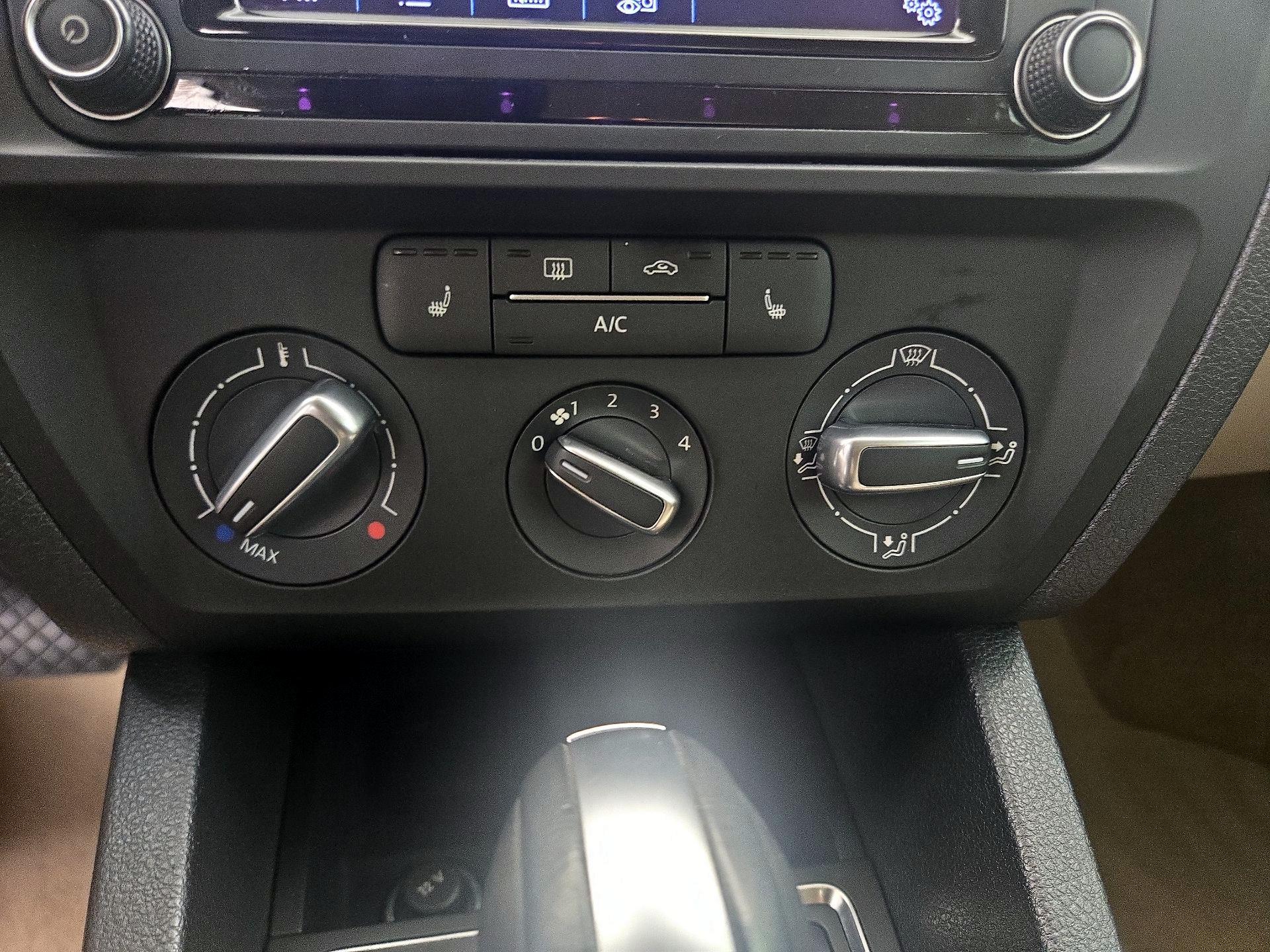 Thumbnail: 2016 Volkswagen Jetta - 16