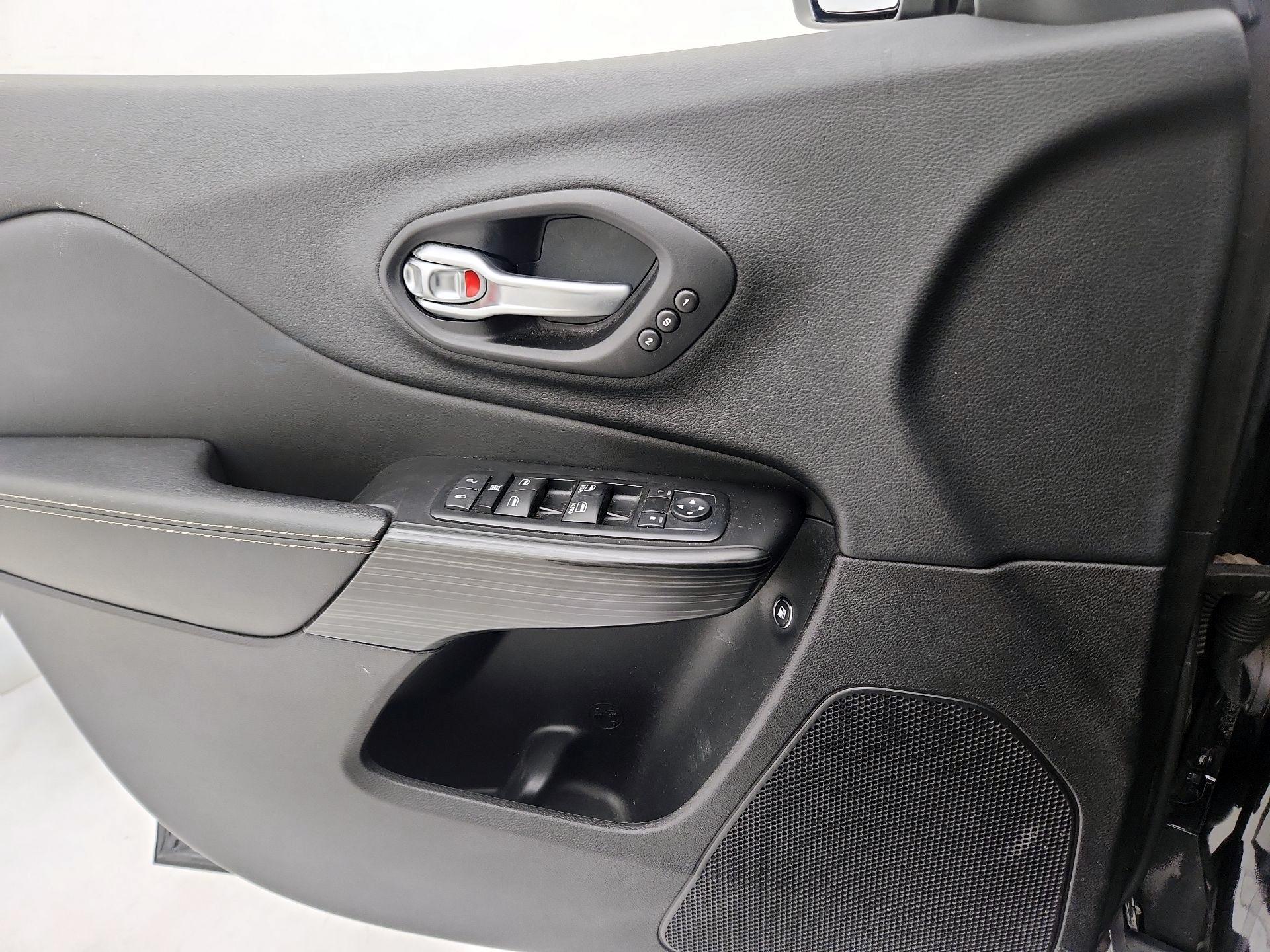 Thumbnail: 2015 Jeep Cherokee - 12