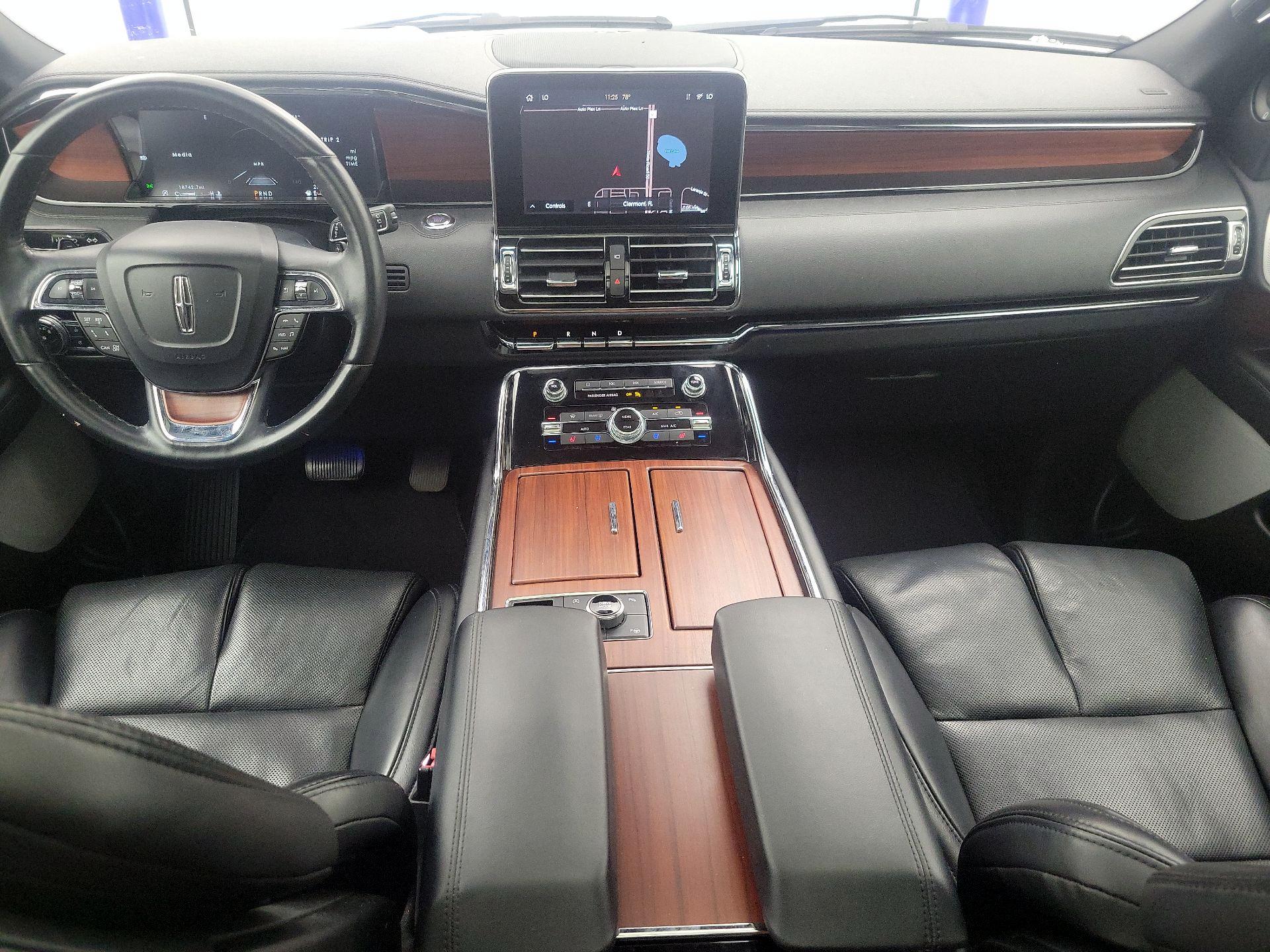 Thumbnail: 2021 Lincoln Navigator - 9