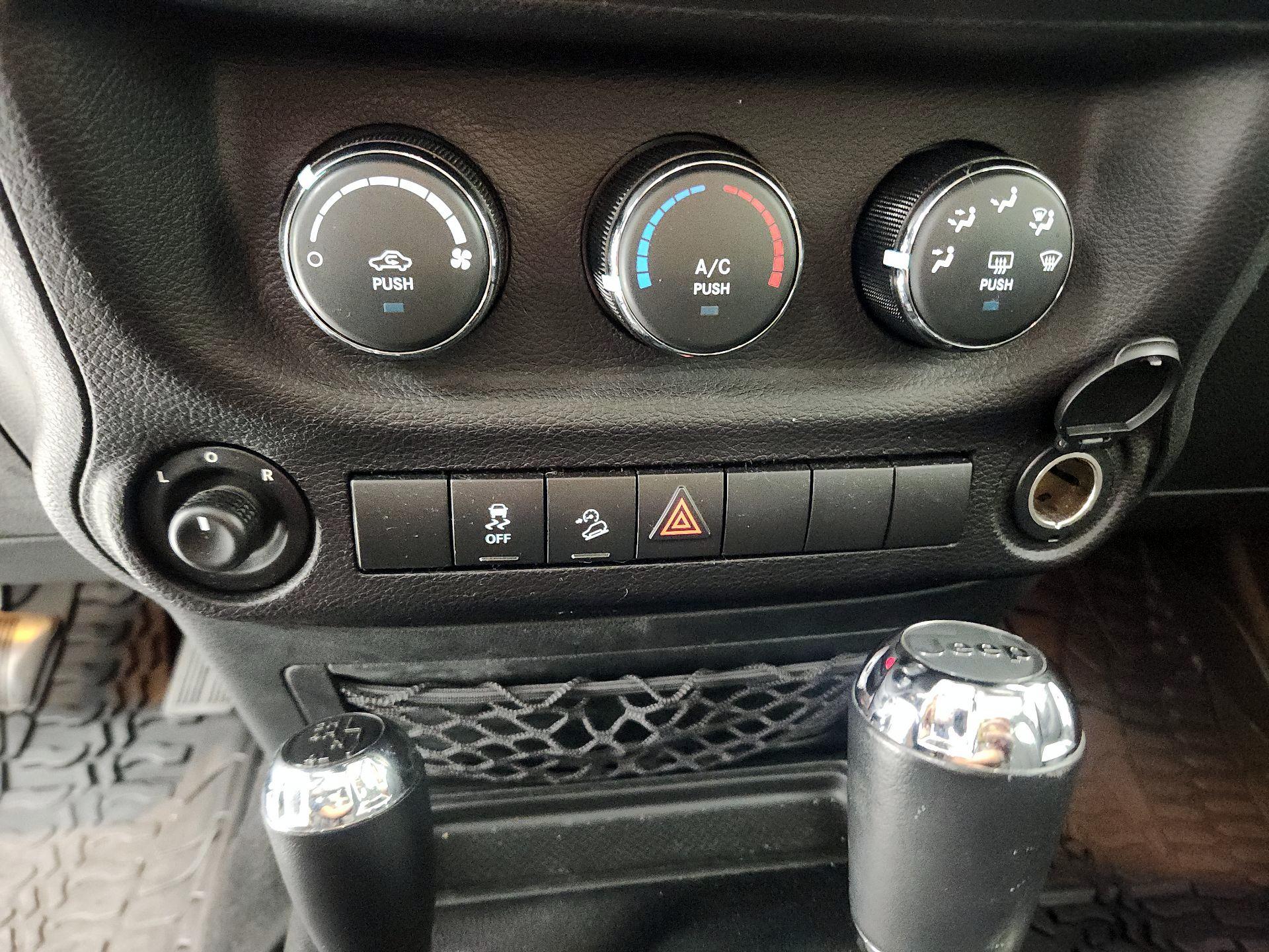 Thumbnail: 2016 Jeep Wrangler - 14