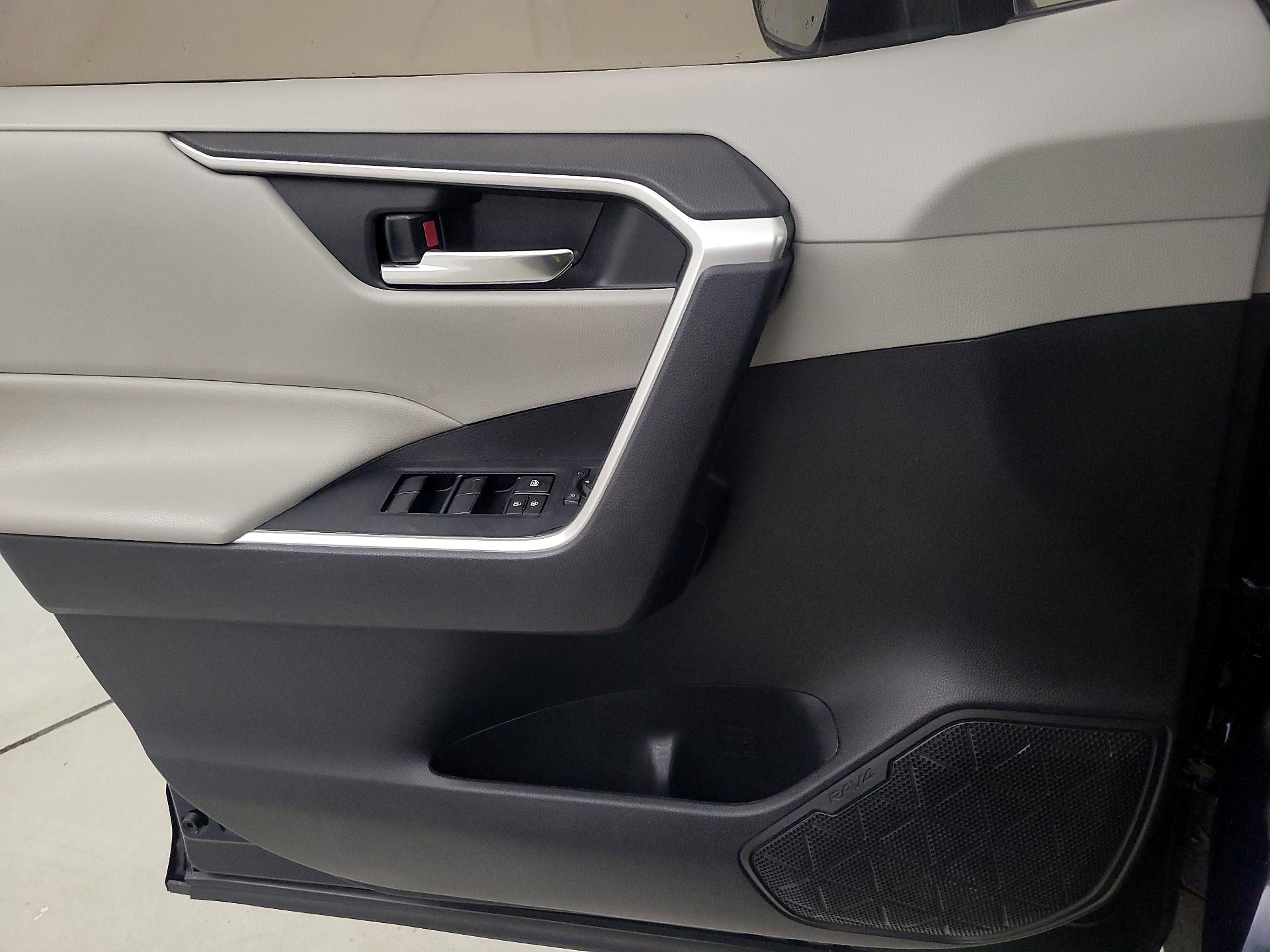 Thumbnail: 2020 Toyota RAV4 - 12