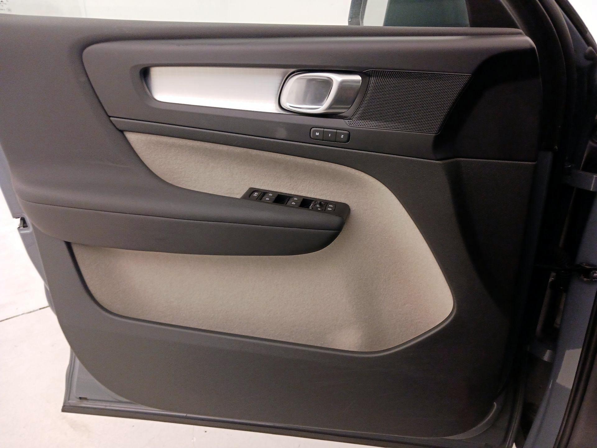 Thumbnail: 2021 Volvo XC40 - 12