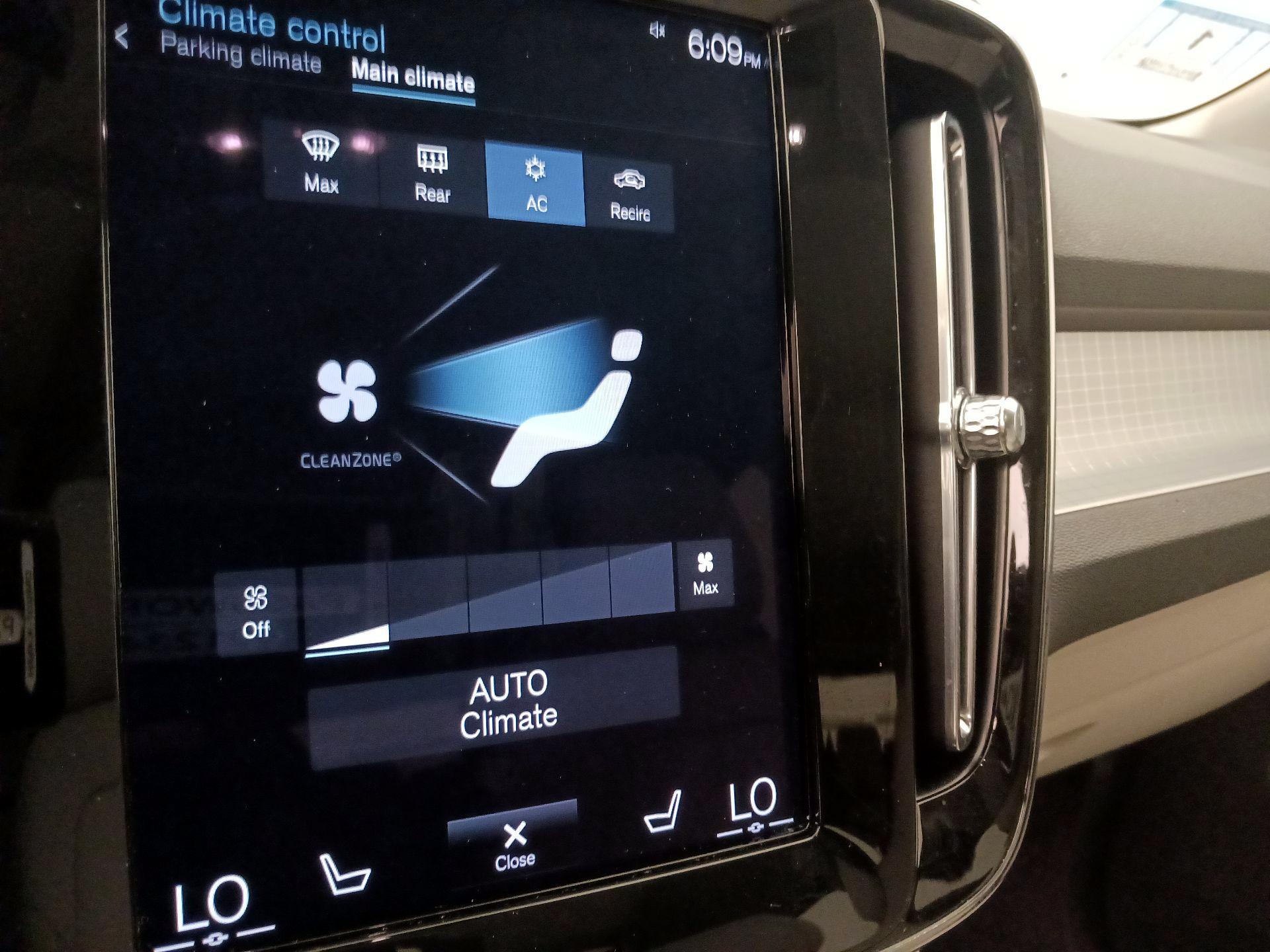 Thumbnail: 2021 Volvo XC40 - 16